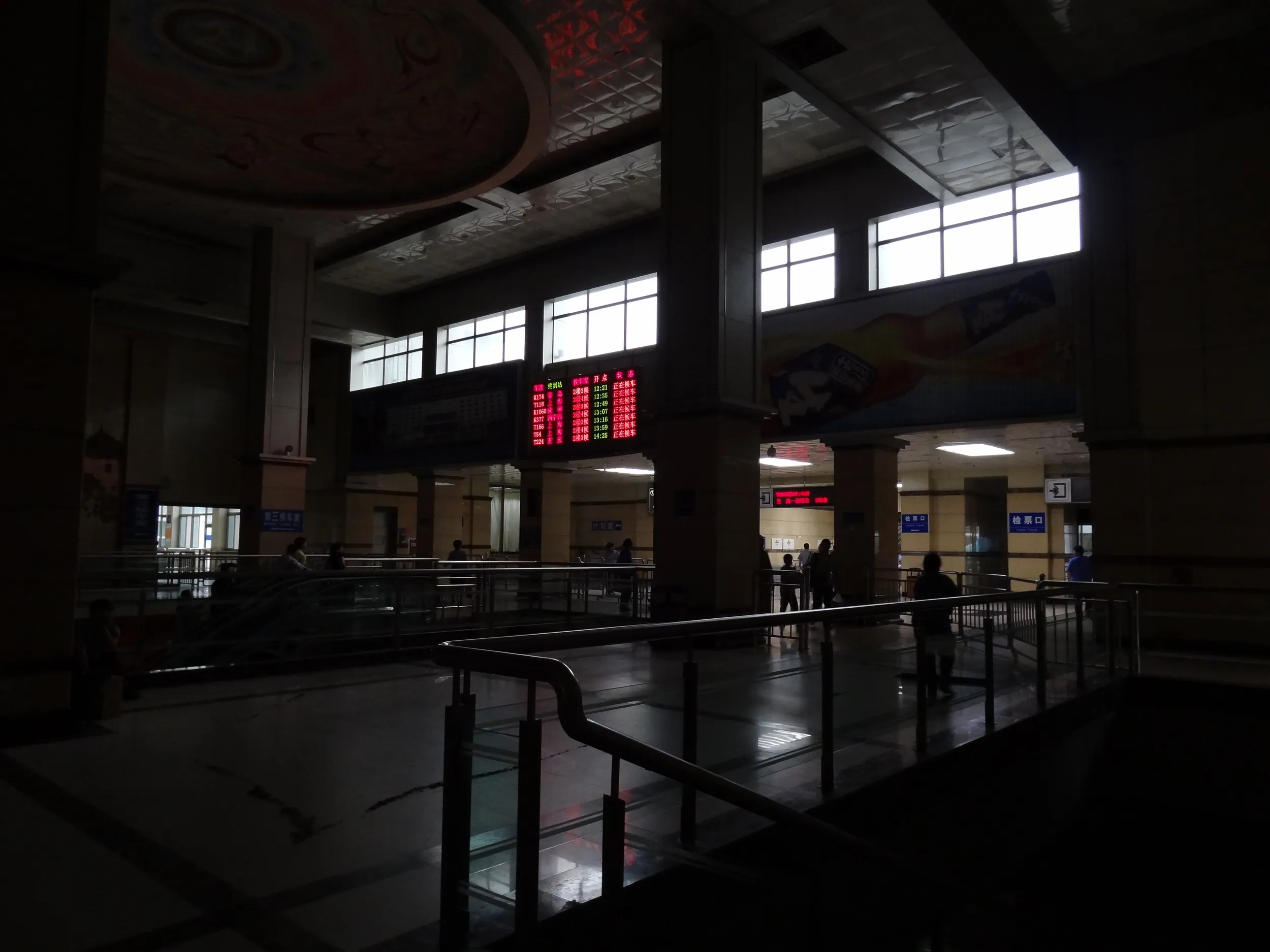 薄暗い蘭州駅構内