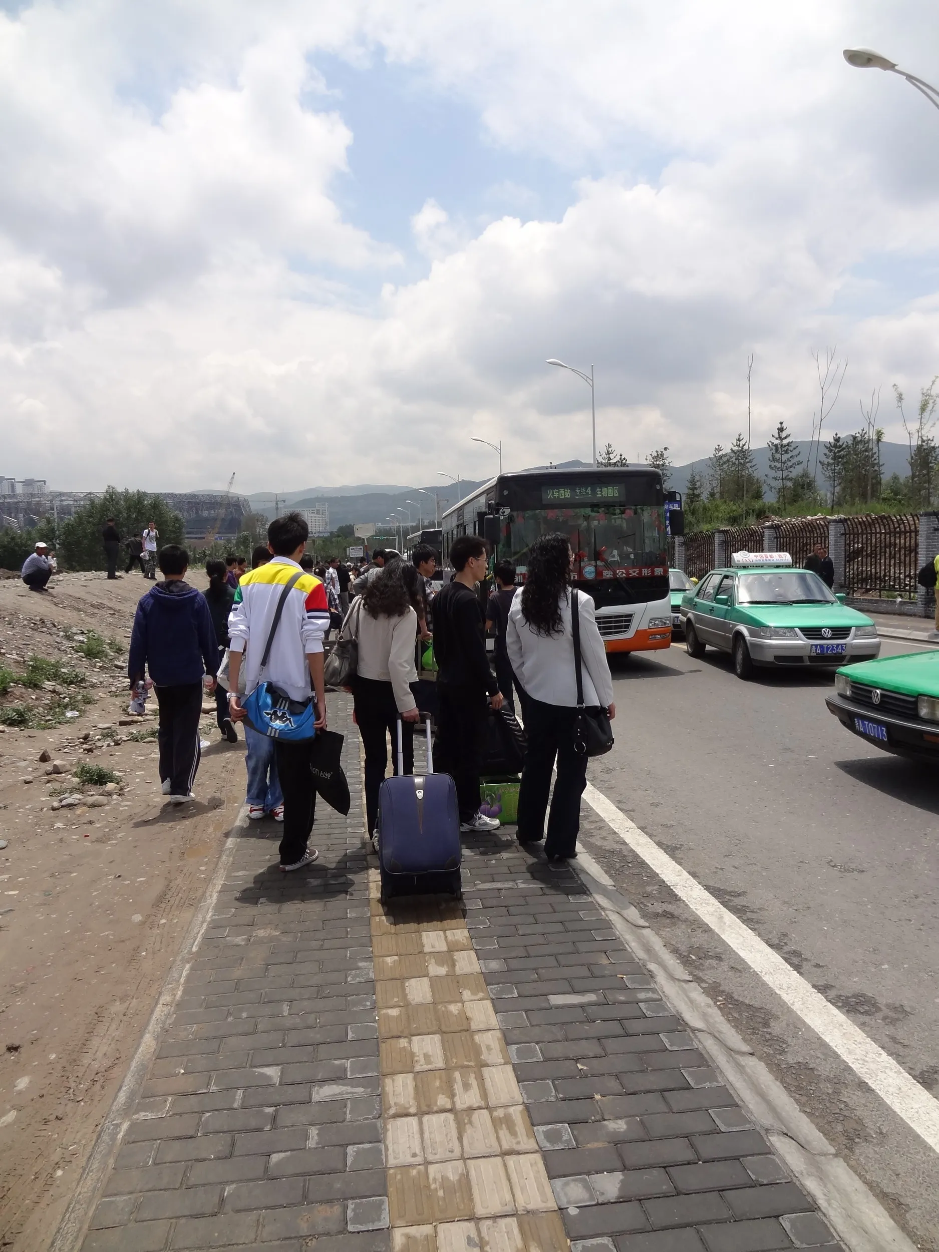 西寧西駅の付近にあるバス停