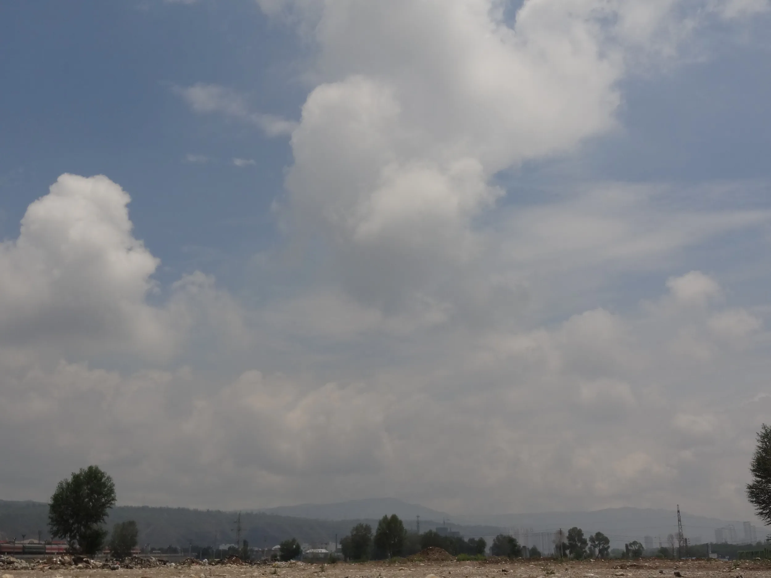 西寧西駅の付近の風景と空と雲