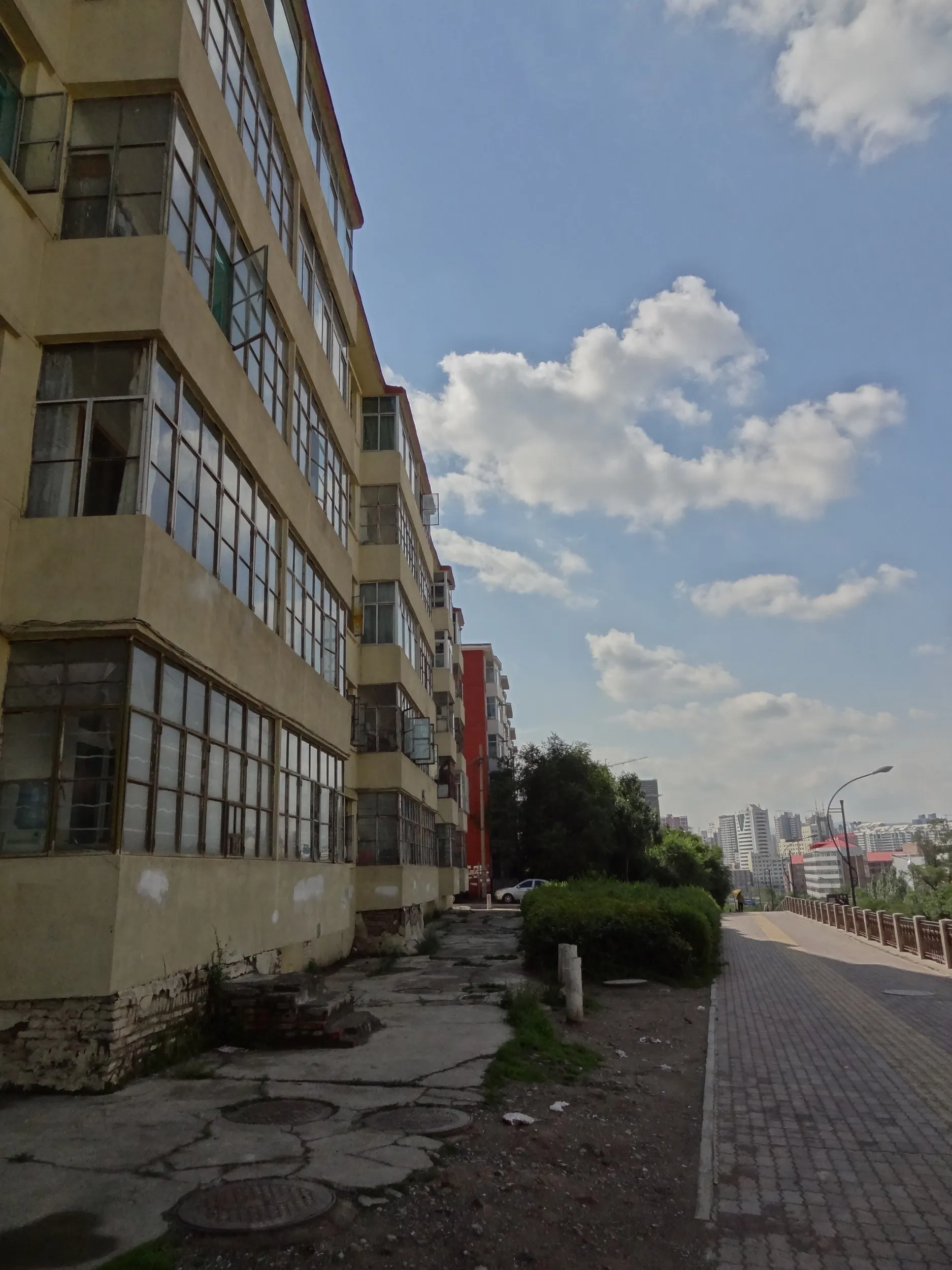 南山公園付近の道とマンション