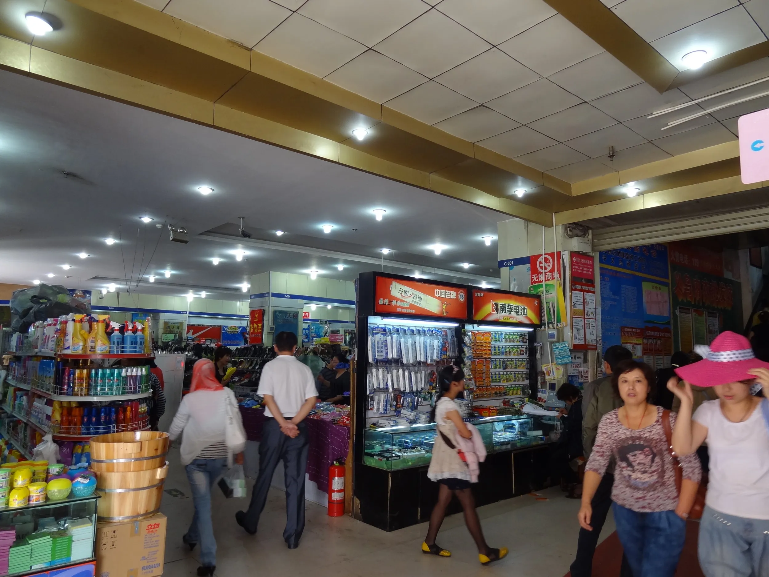 繁華街のデパート入り口