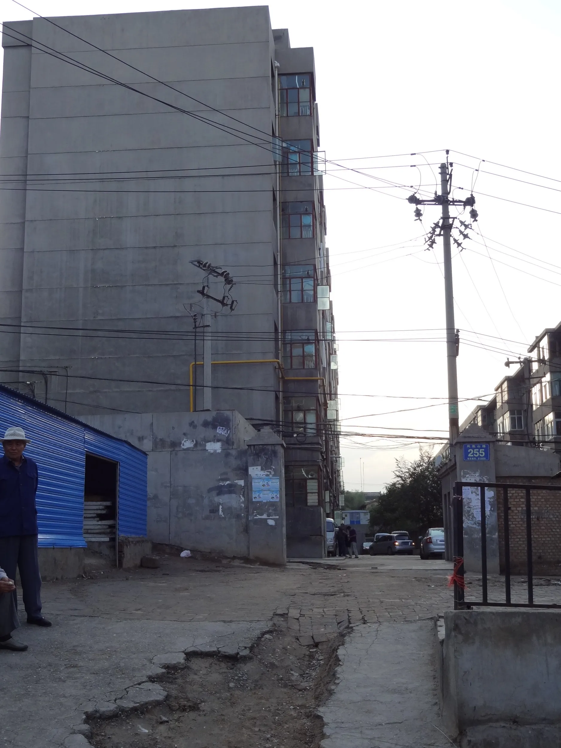 黄昏時のマンション