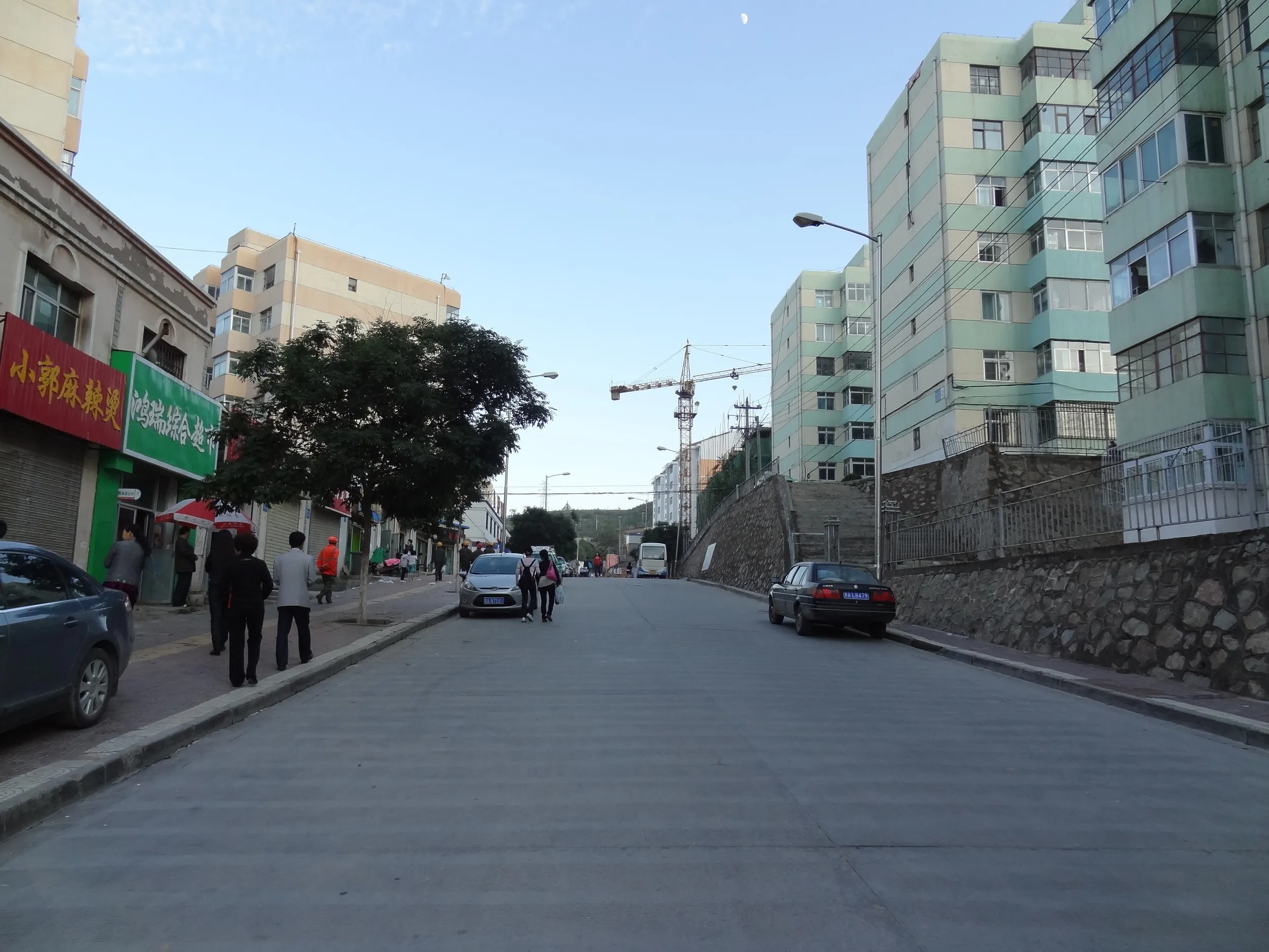 月が出た黄昏時の空