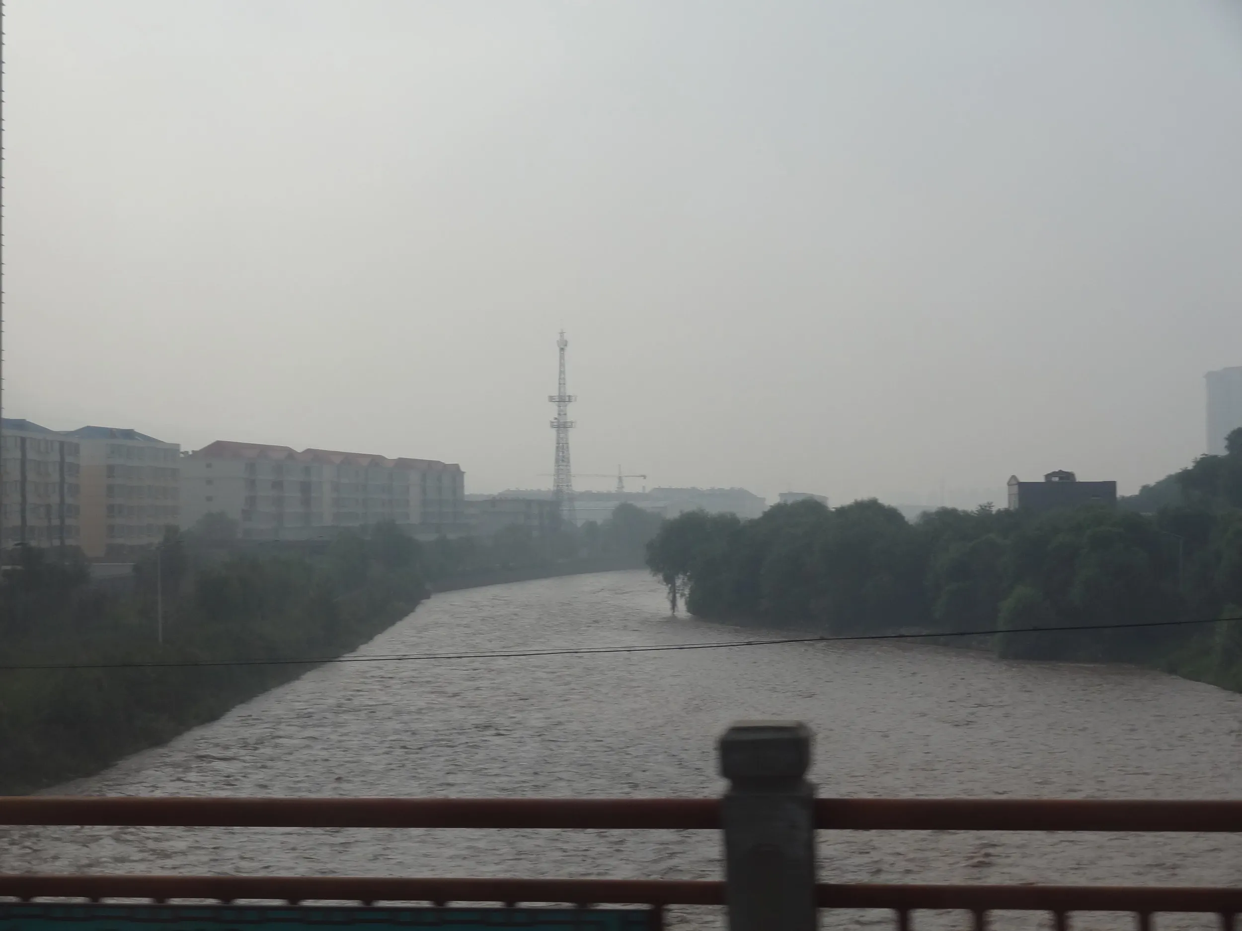 西寧汽車站へ向かう途中の川