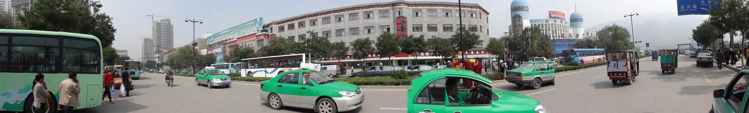 西寧汽車站前のパノラマ写真