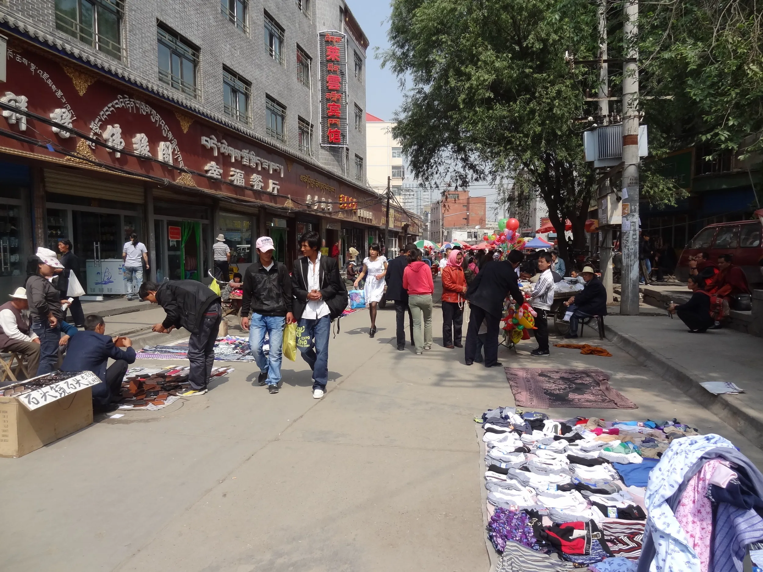 西寧汽車站付近の商店