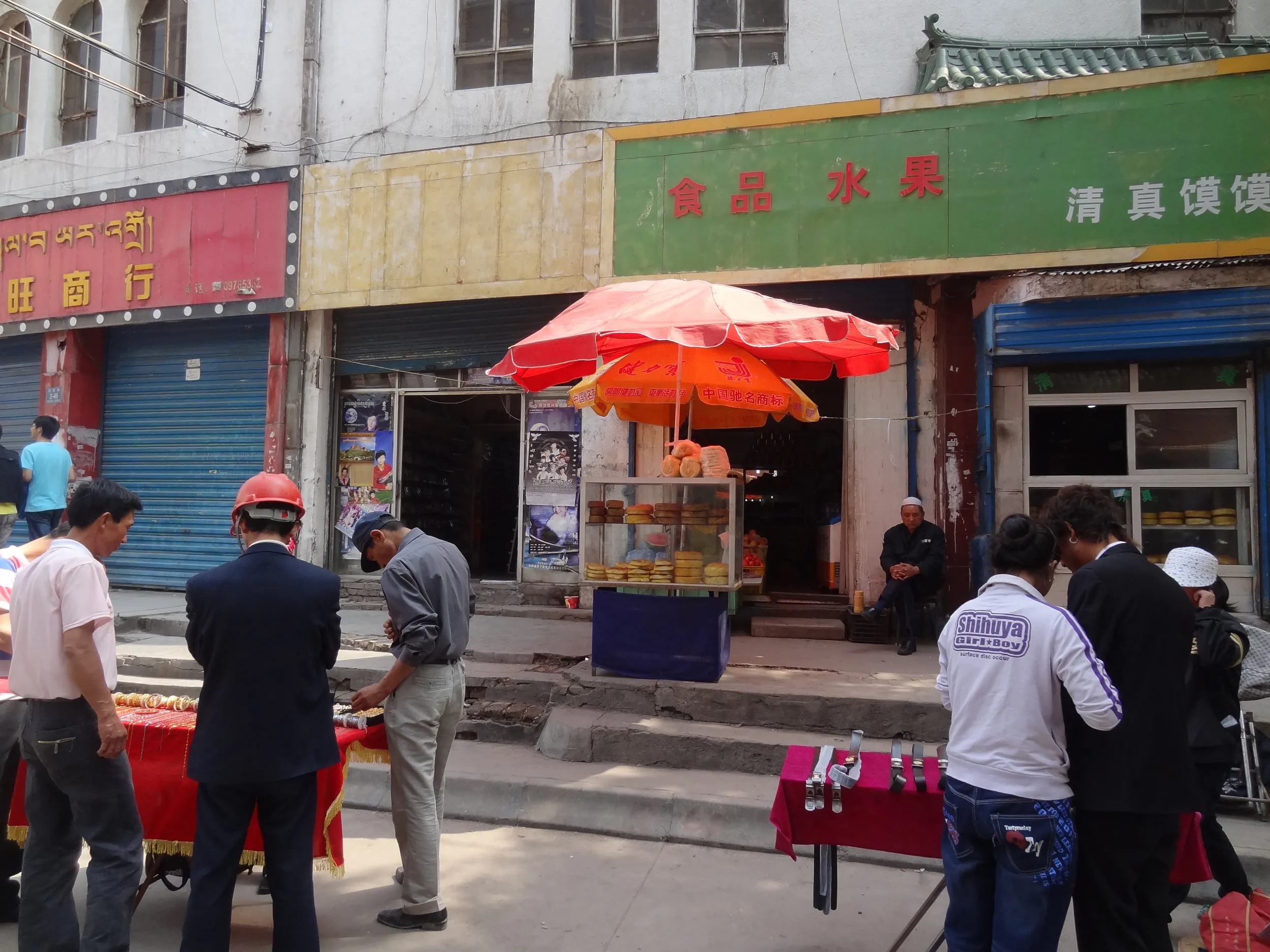 西寧汽車站付近の露店