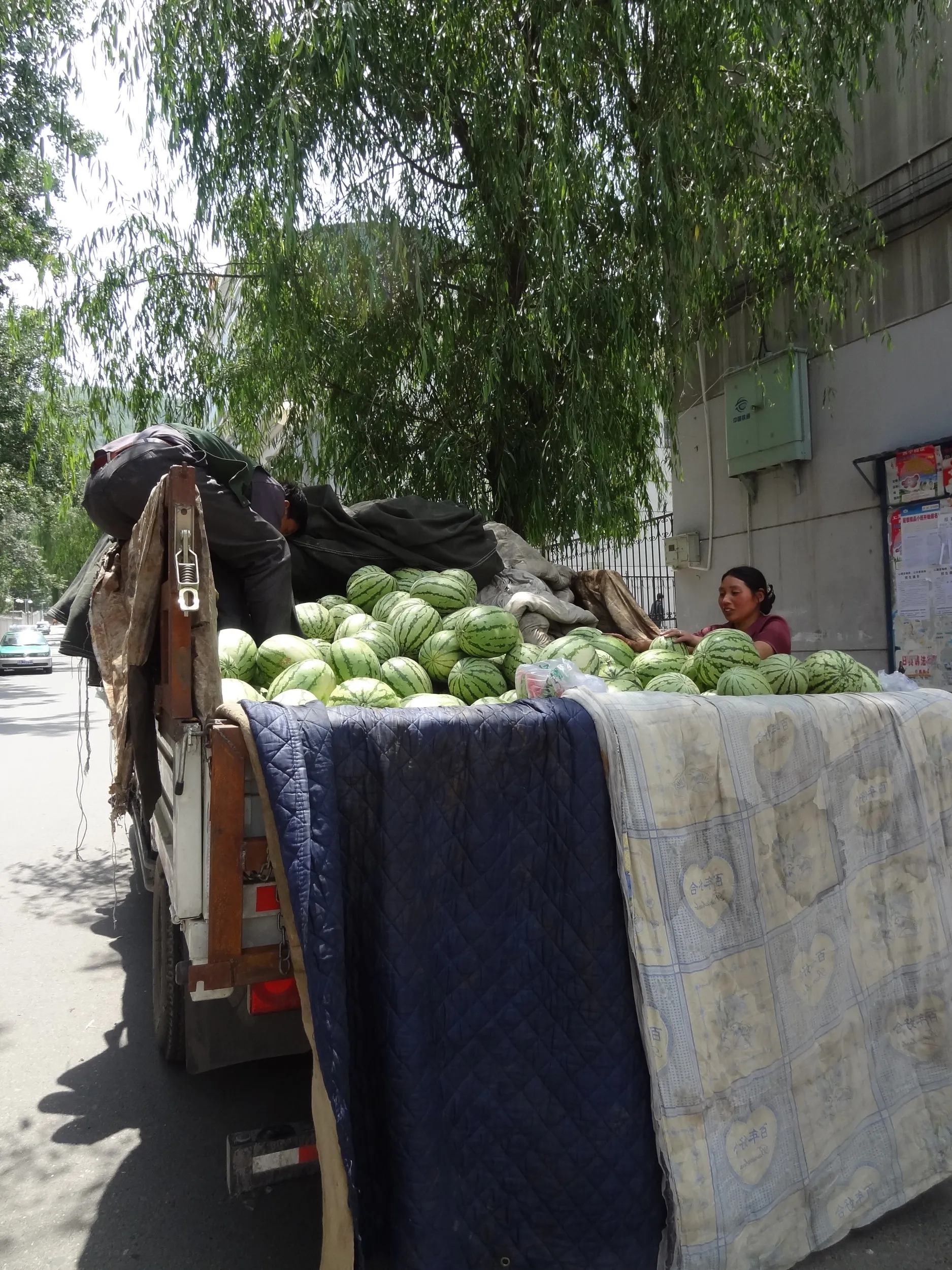 途中のスイカ売り