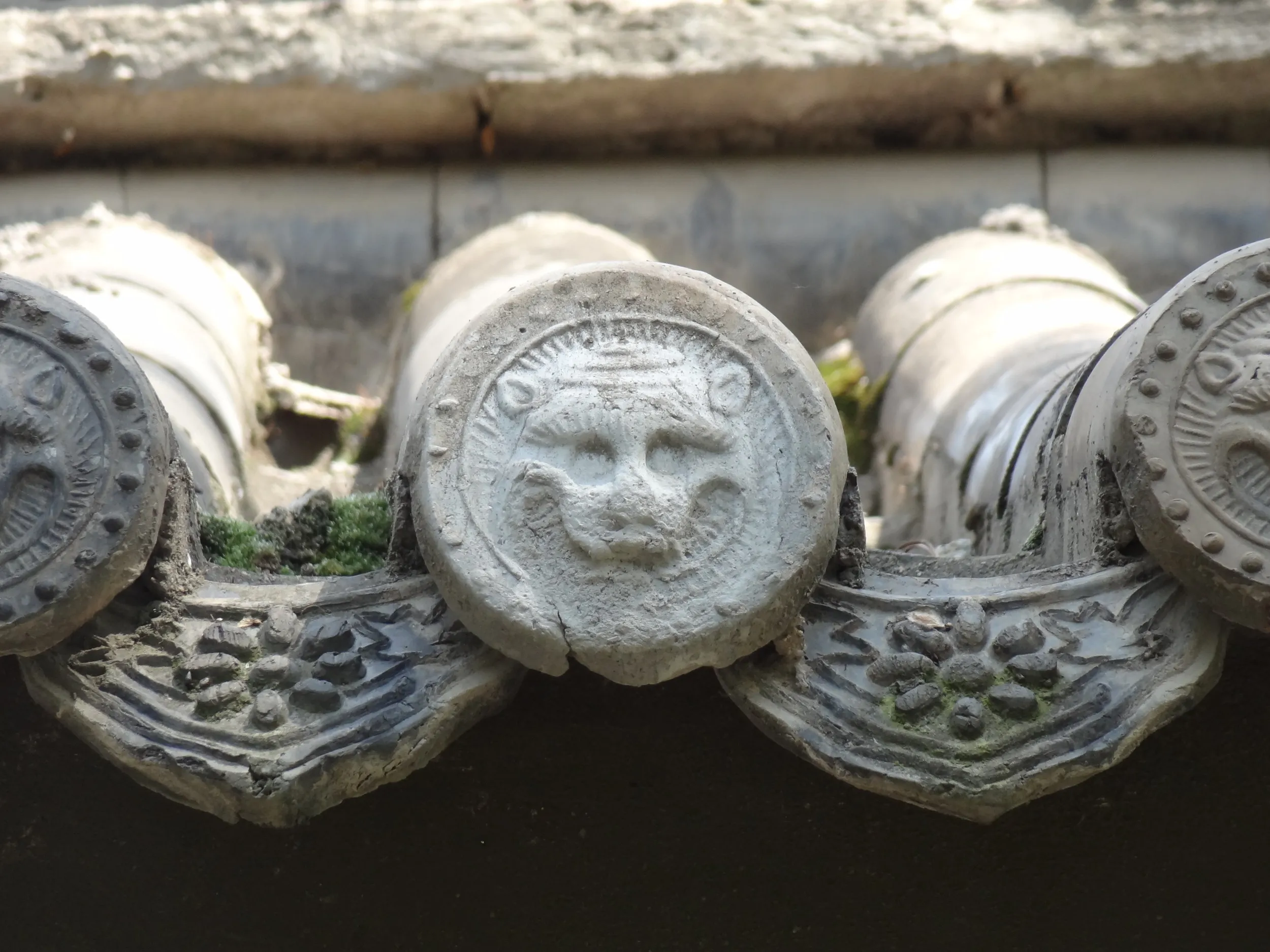 虎のような絵の瓦