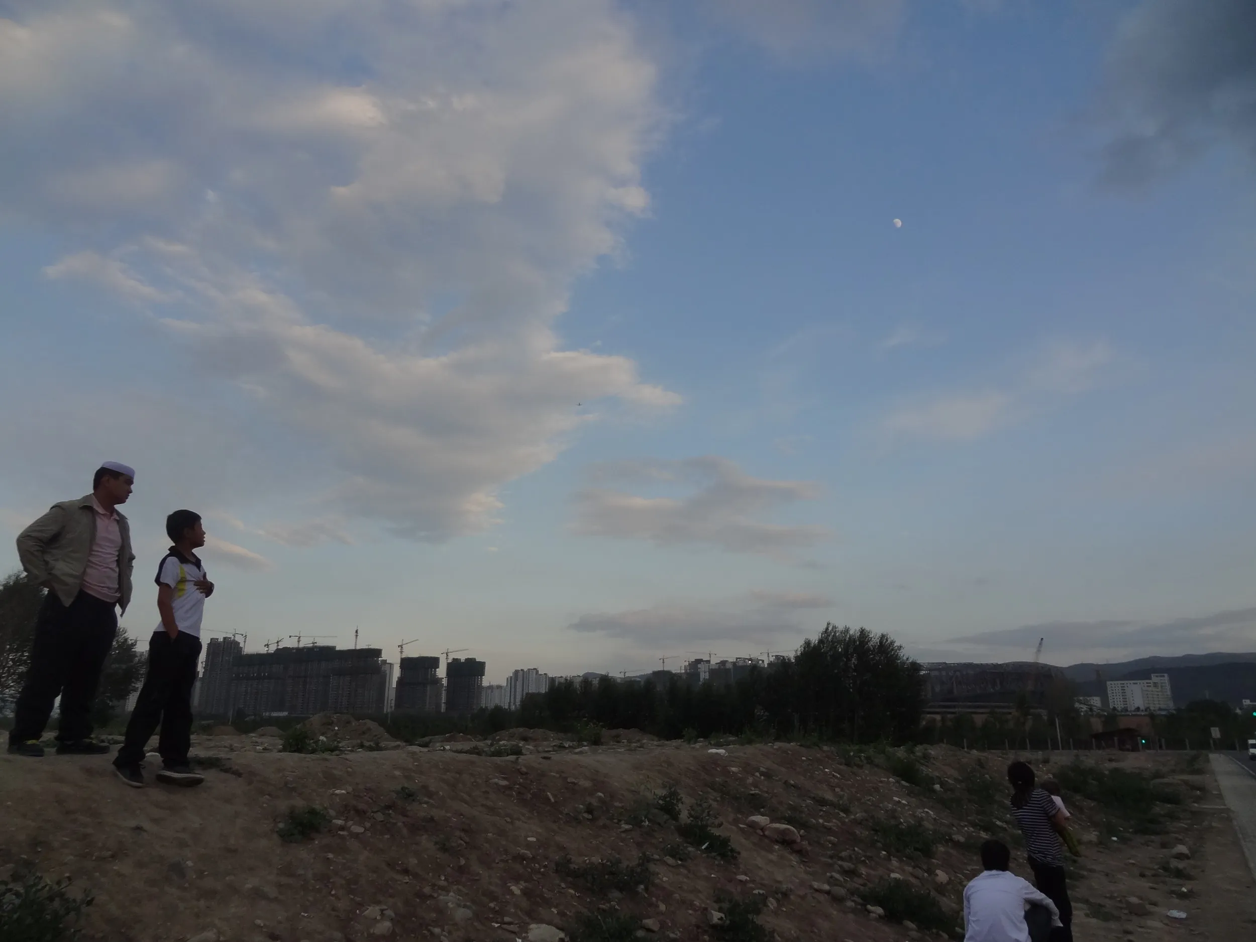 夕暮れ時のバス停