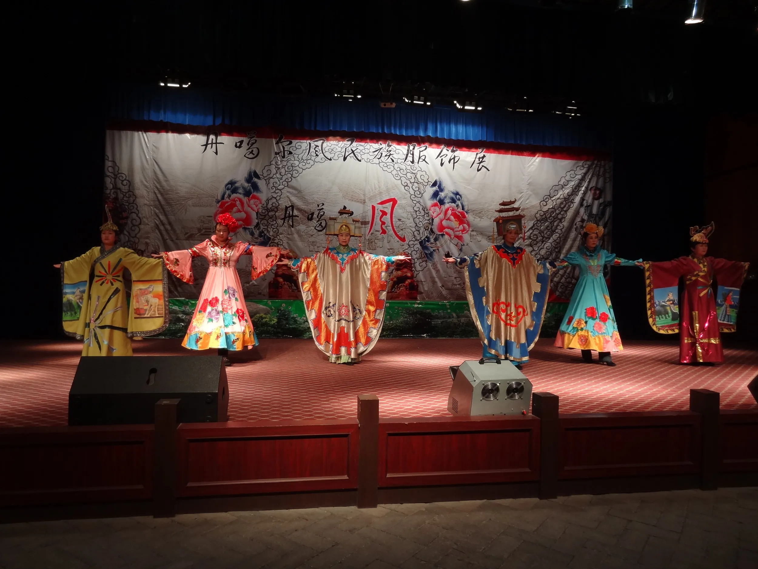 民族衣装服飾展の様子