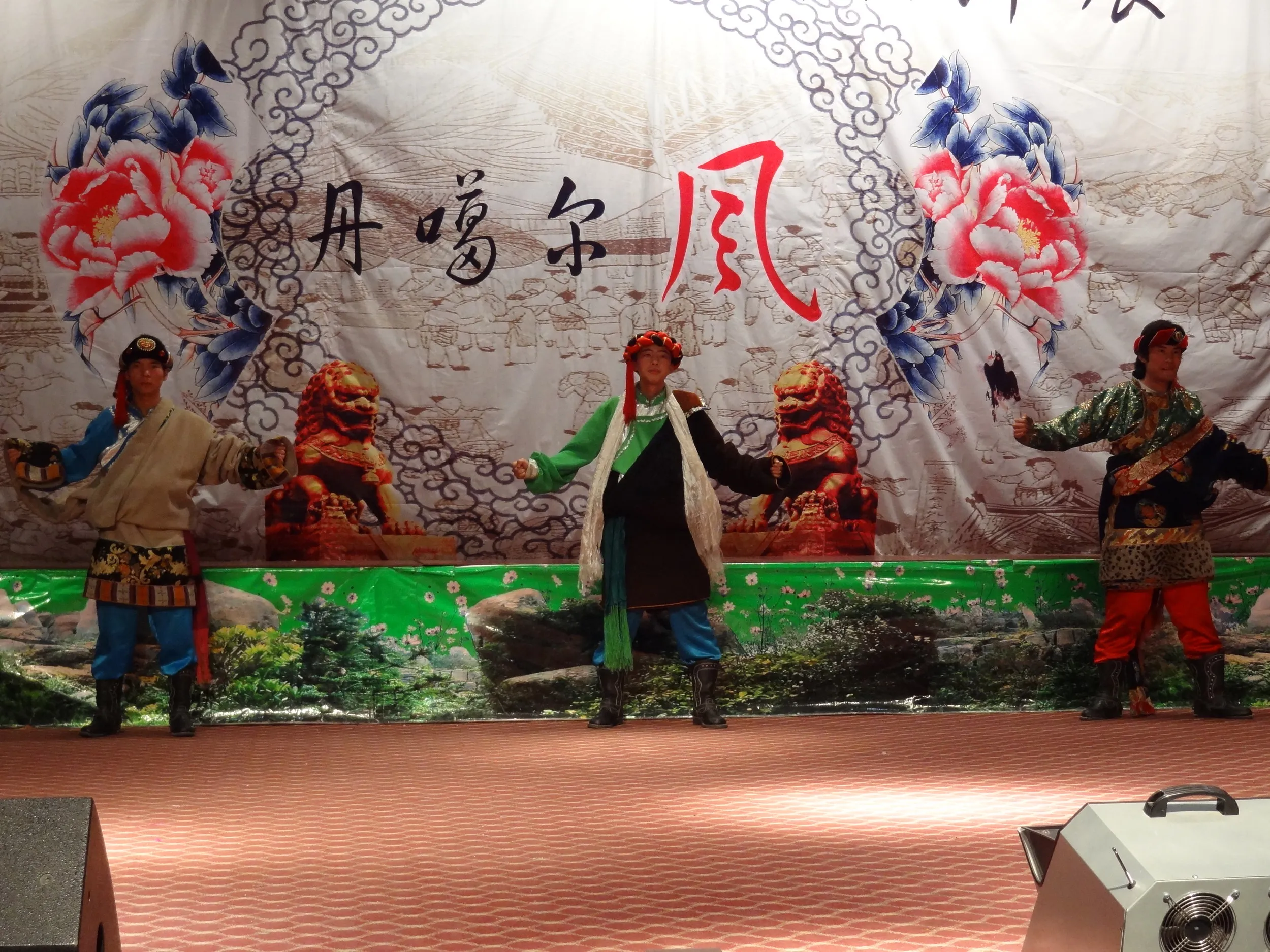 少数民族の衣装を着た男性たち