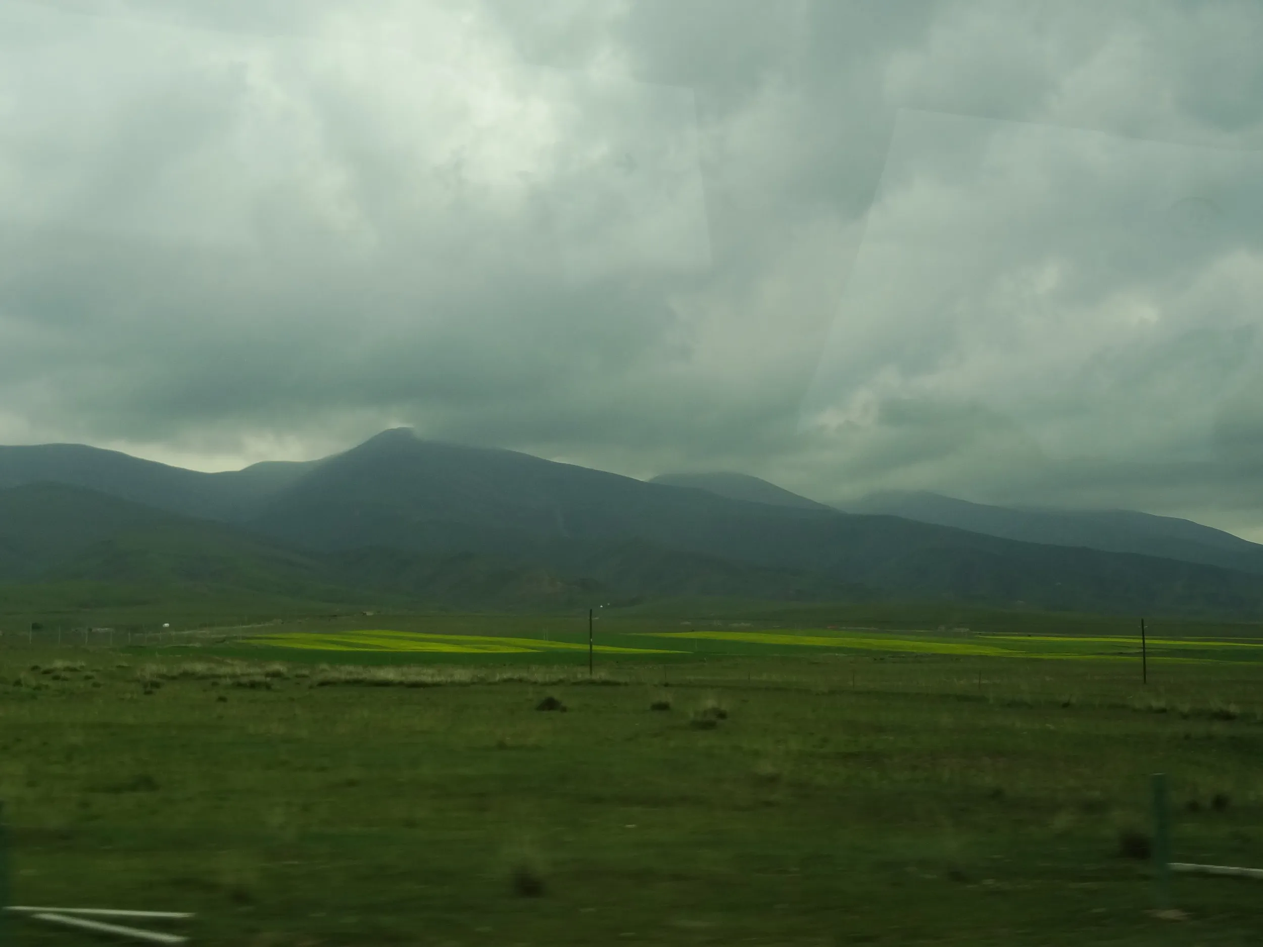草原と山が続く風景