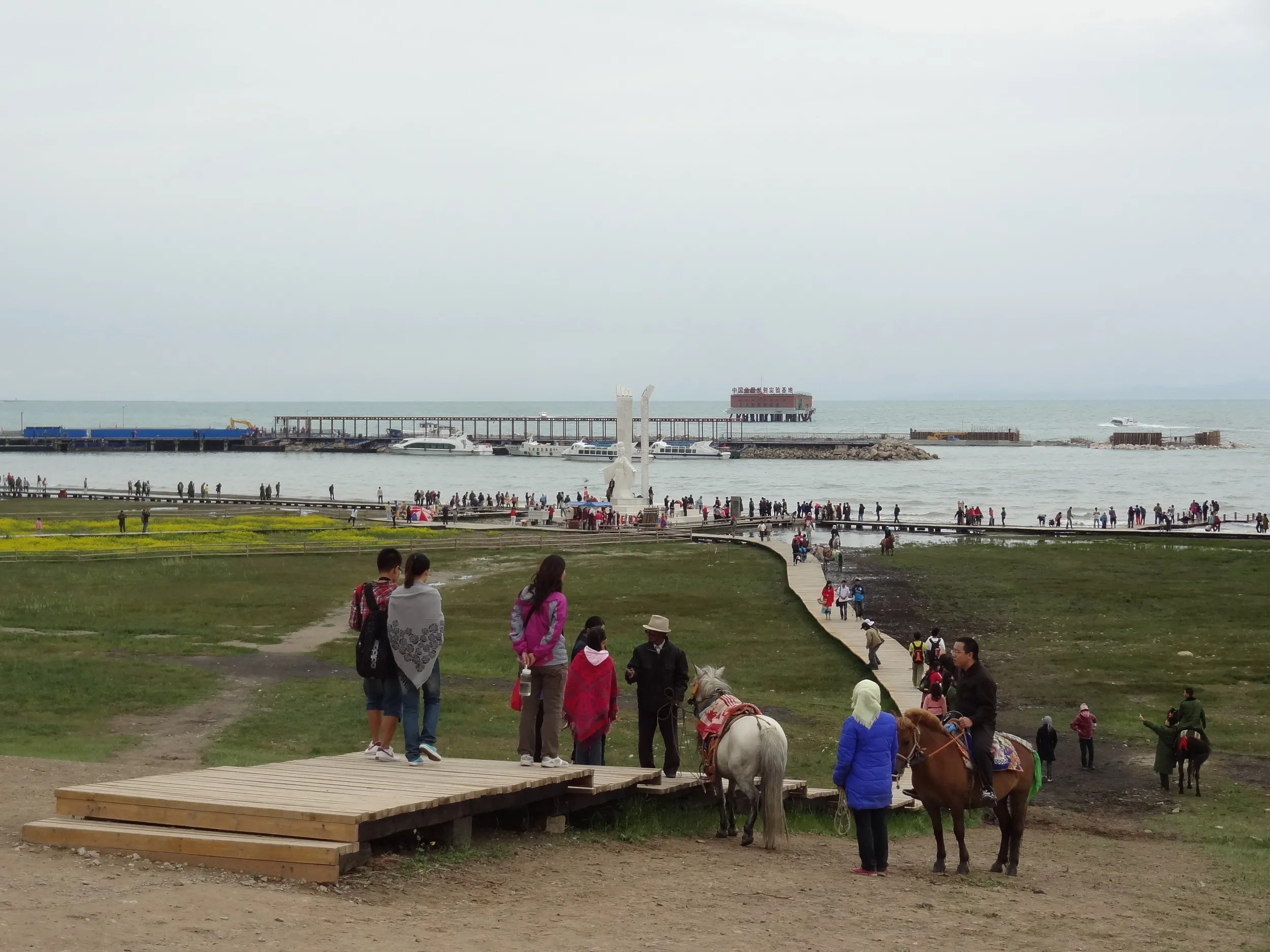 青海湖畔の遊歩道