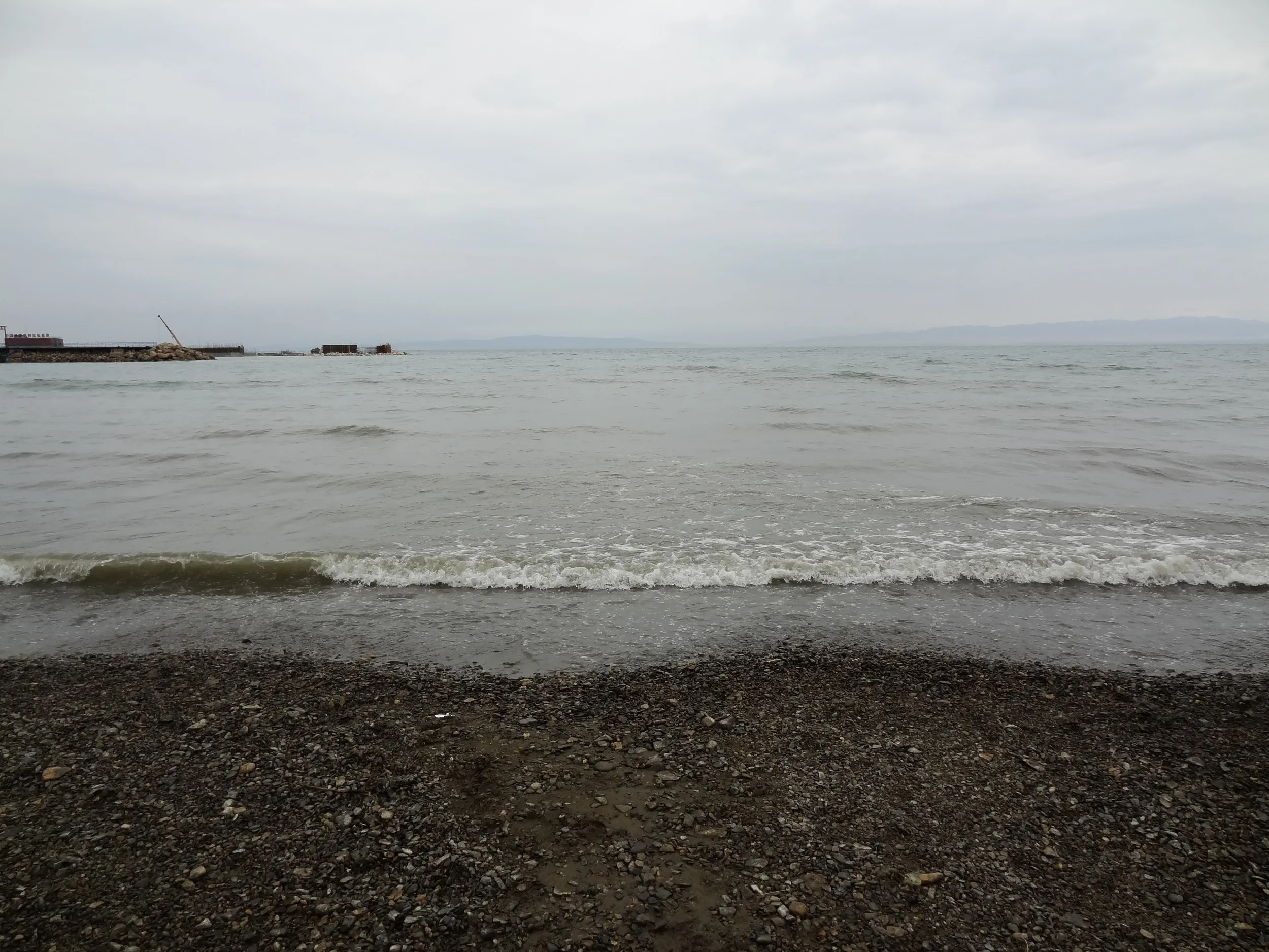 湖岸に打ち寄せる波