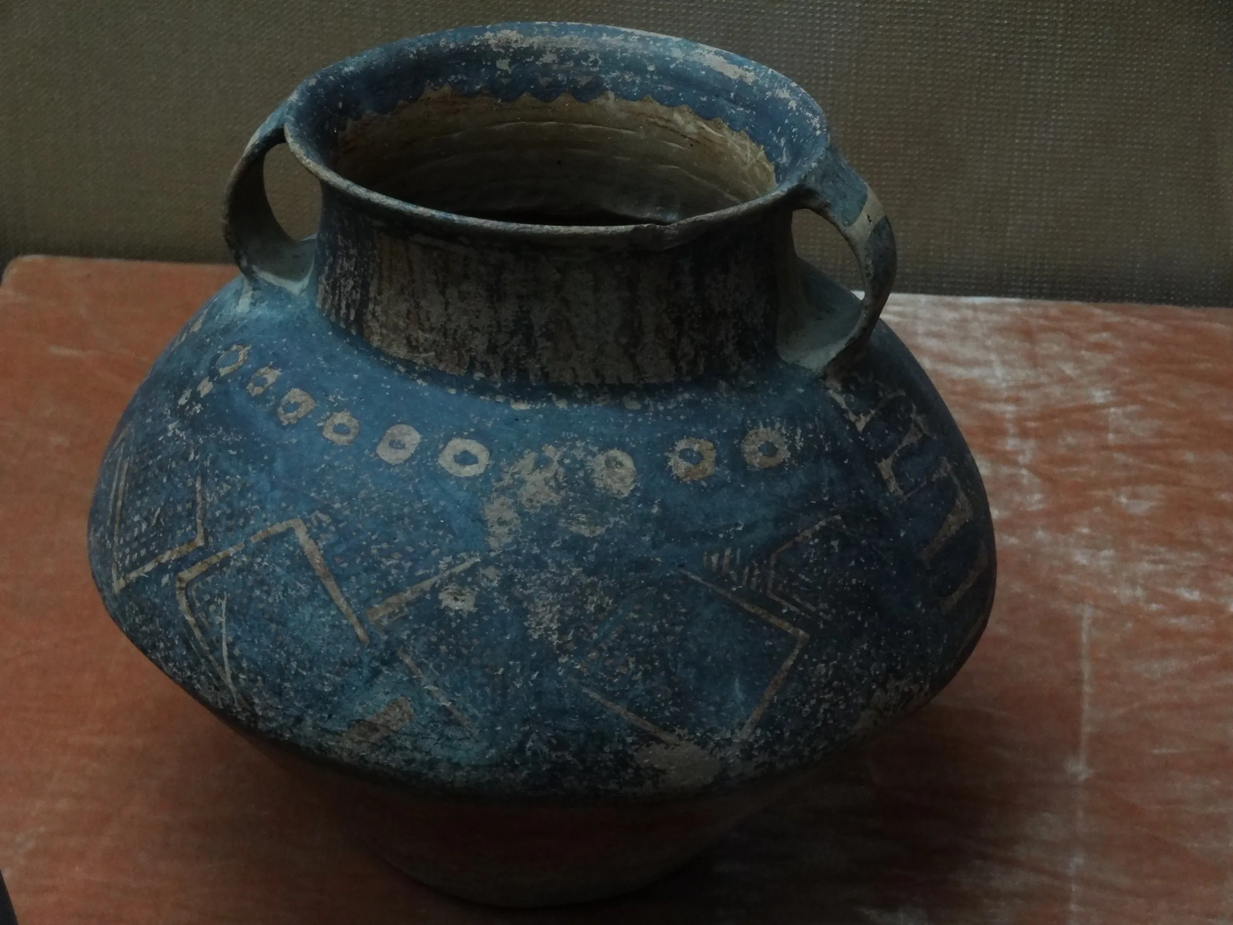 双耳彩陶罐の展示