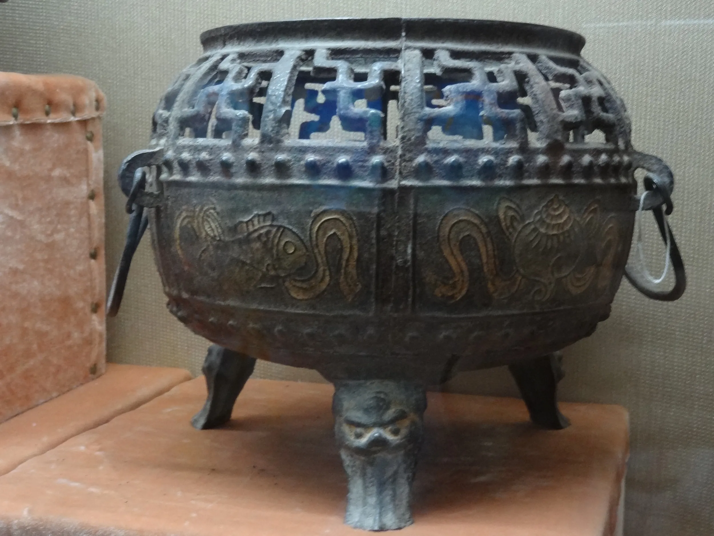 魚の文様が描かれた鼎