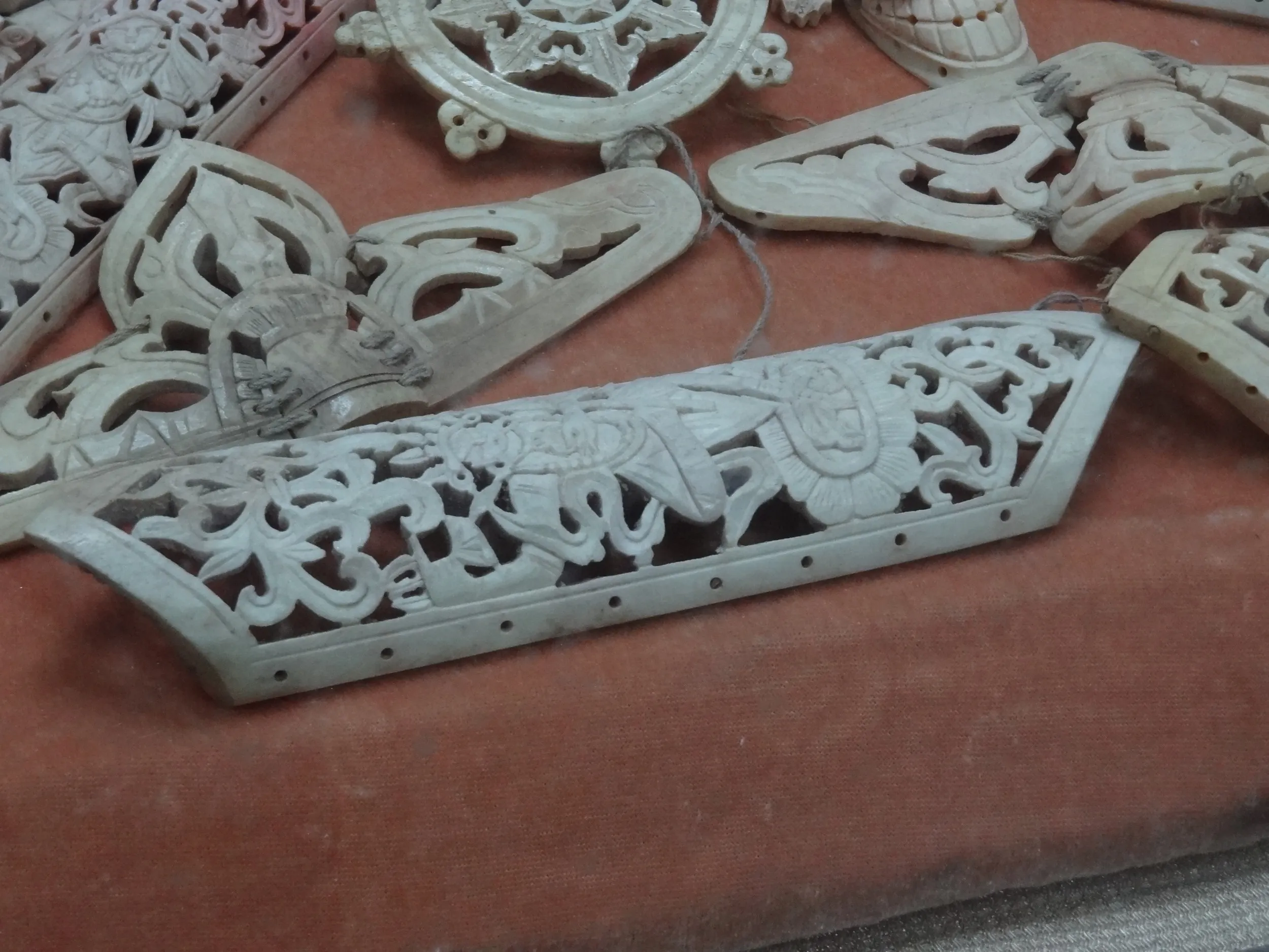 動物の骨の彫刻？