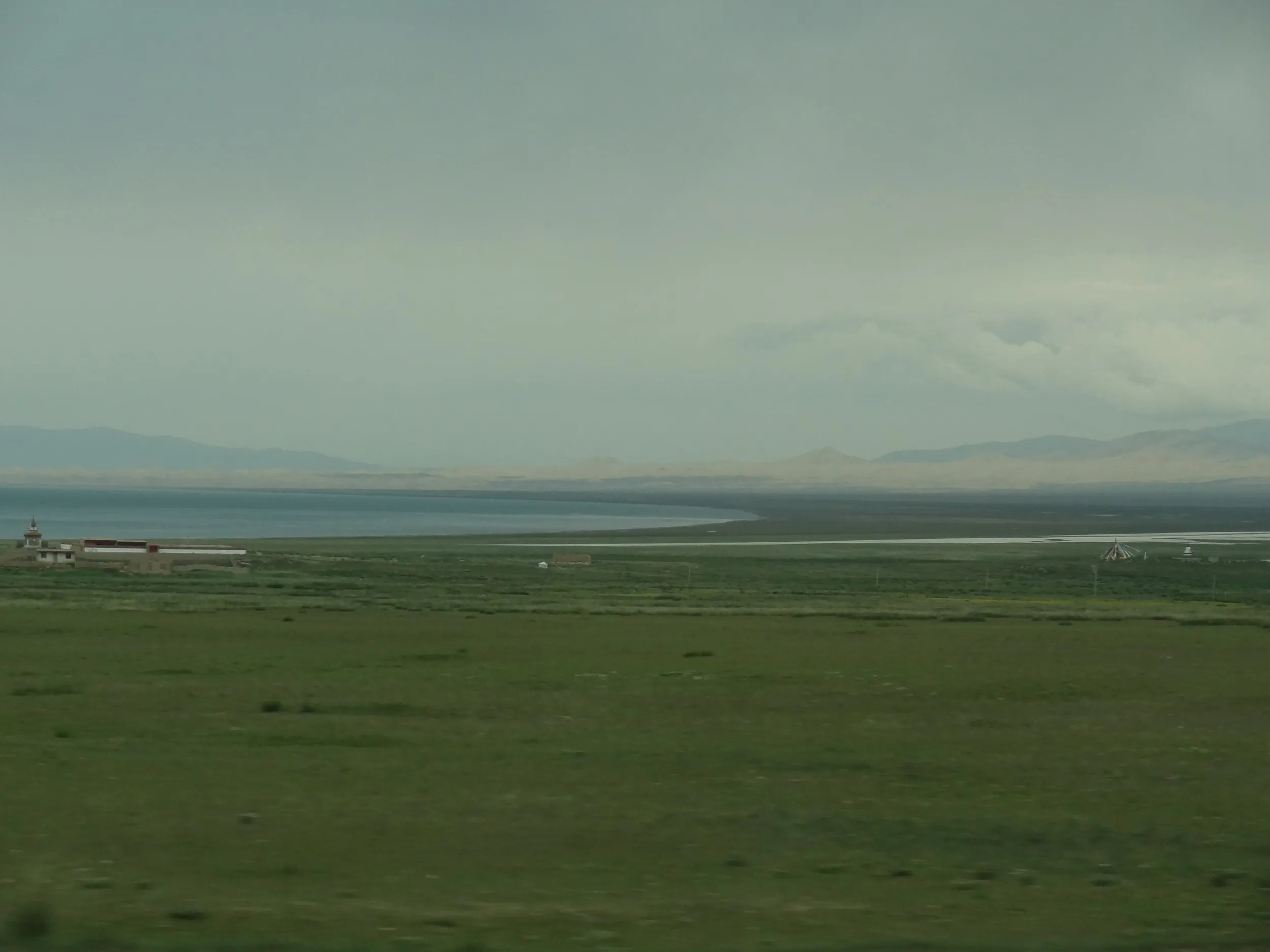 青海湖を離れる観光バス