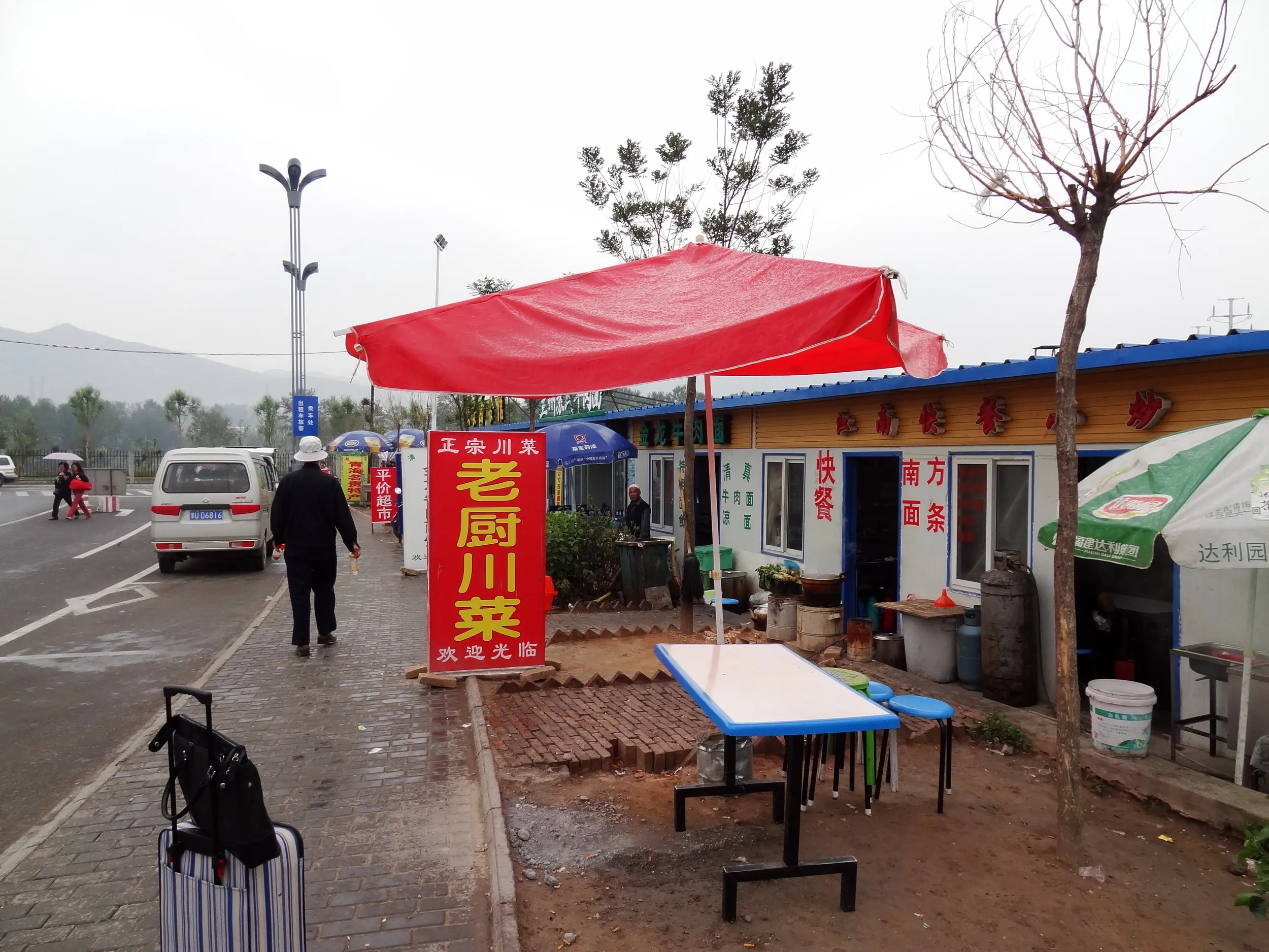西寧西駅そばの食堂