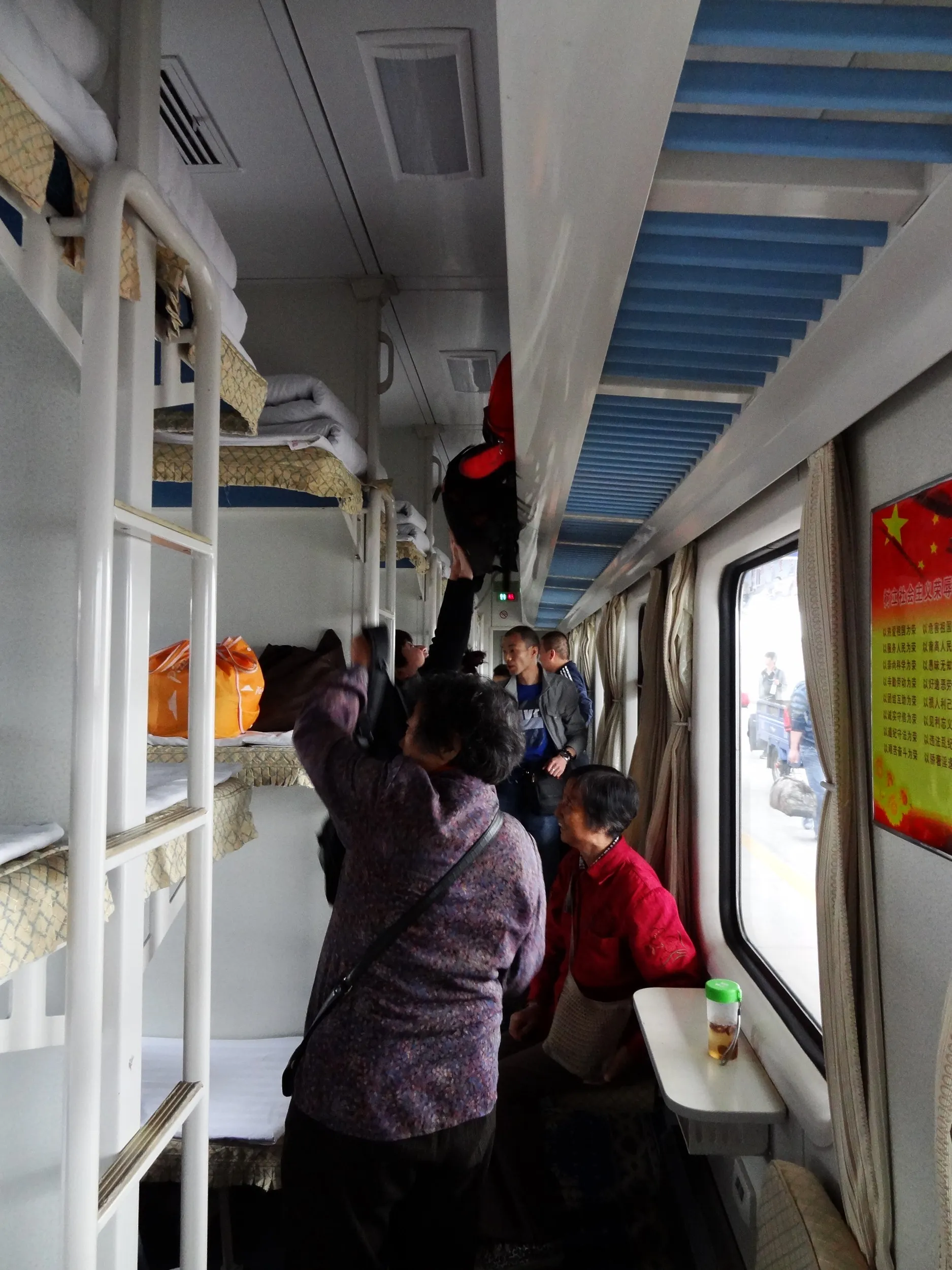 K1060次の寝台車両内部