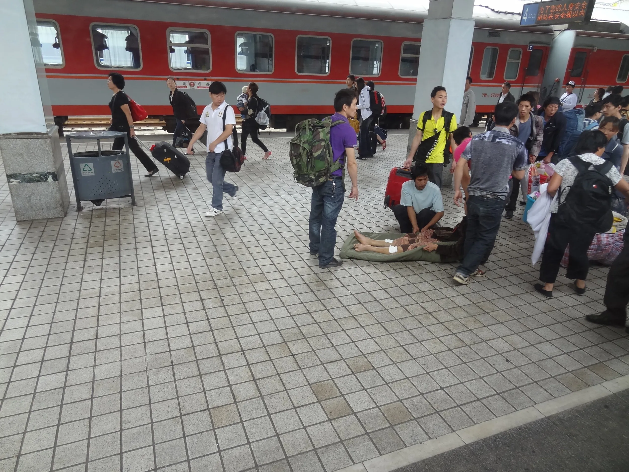 急病人が運ばれる成都駅のホーム