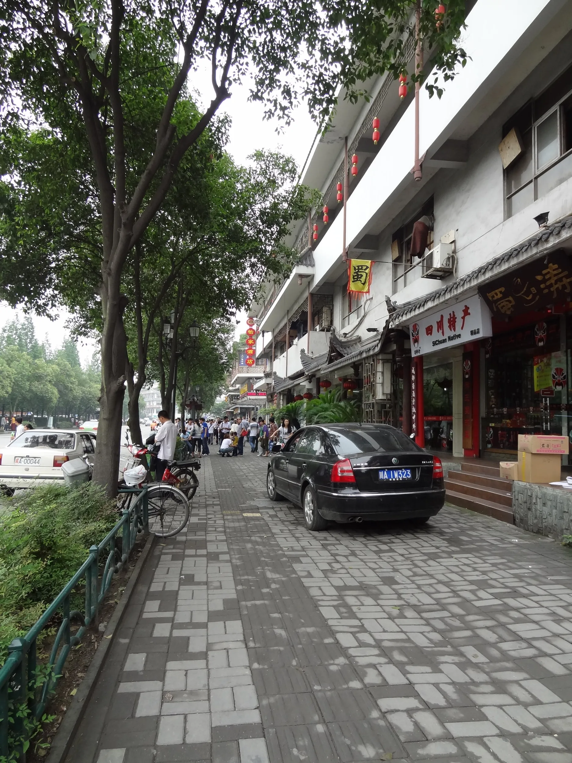 武候祠前のユースホステル付近