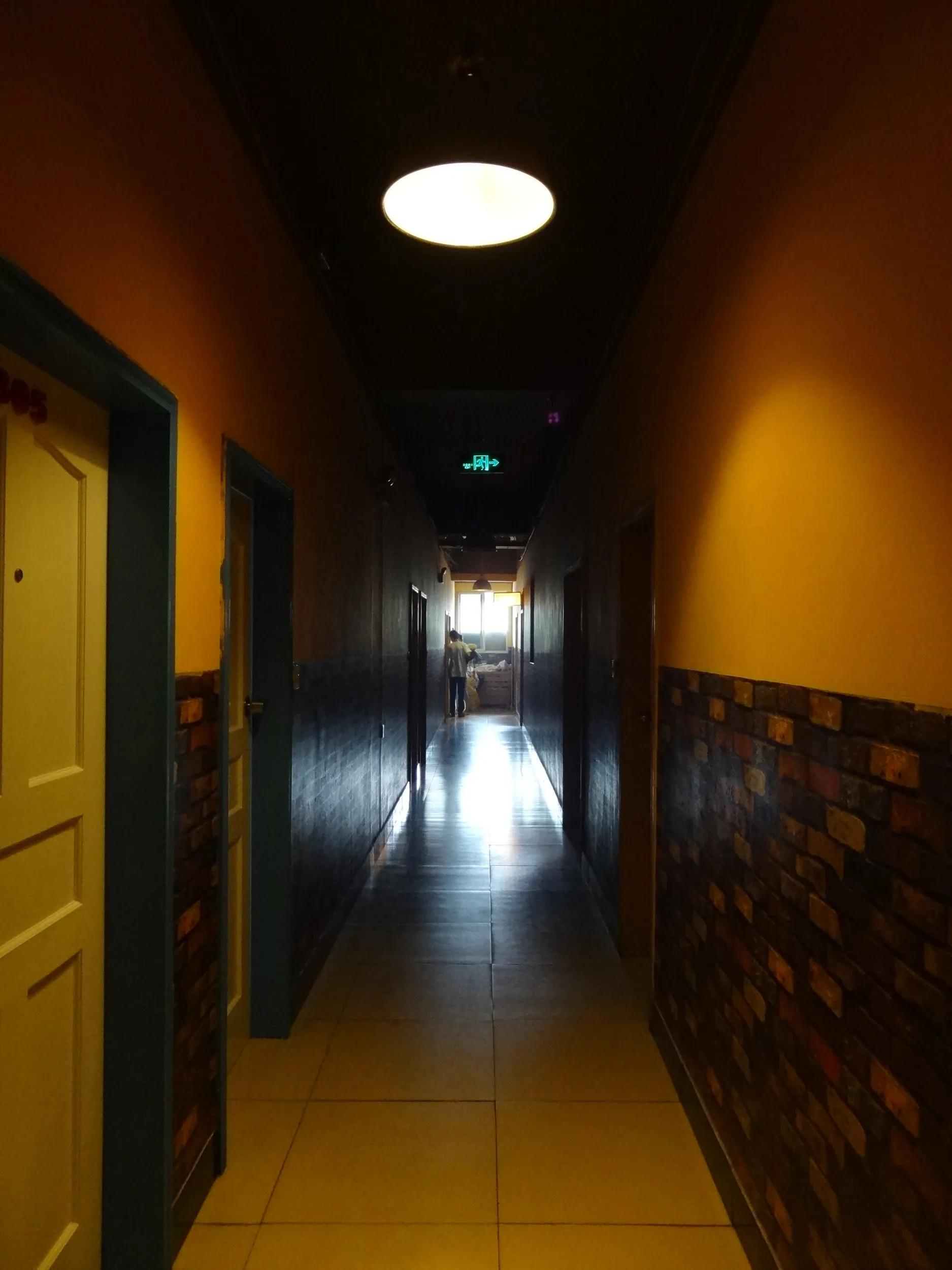 ユースホステルの通路