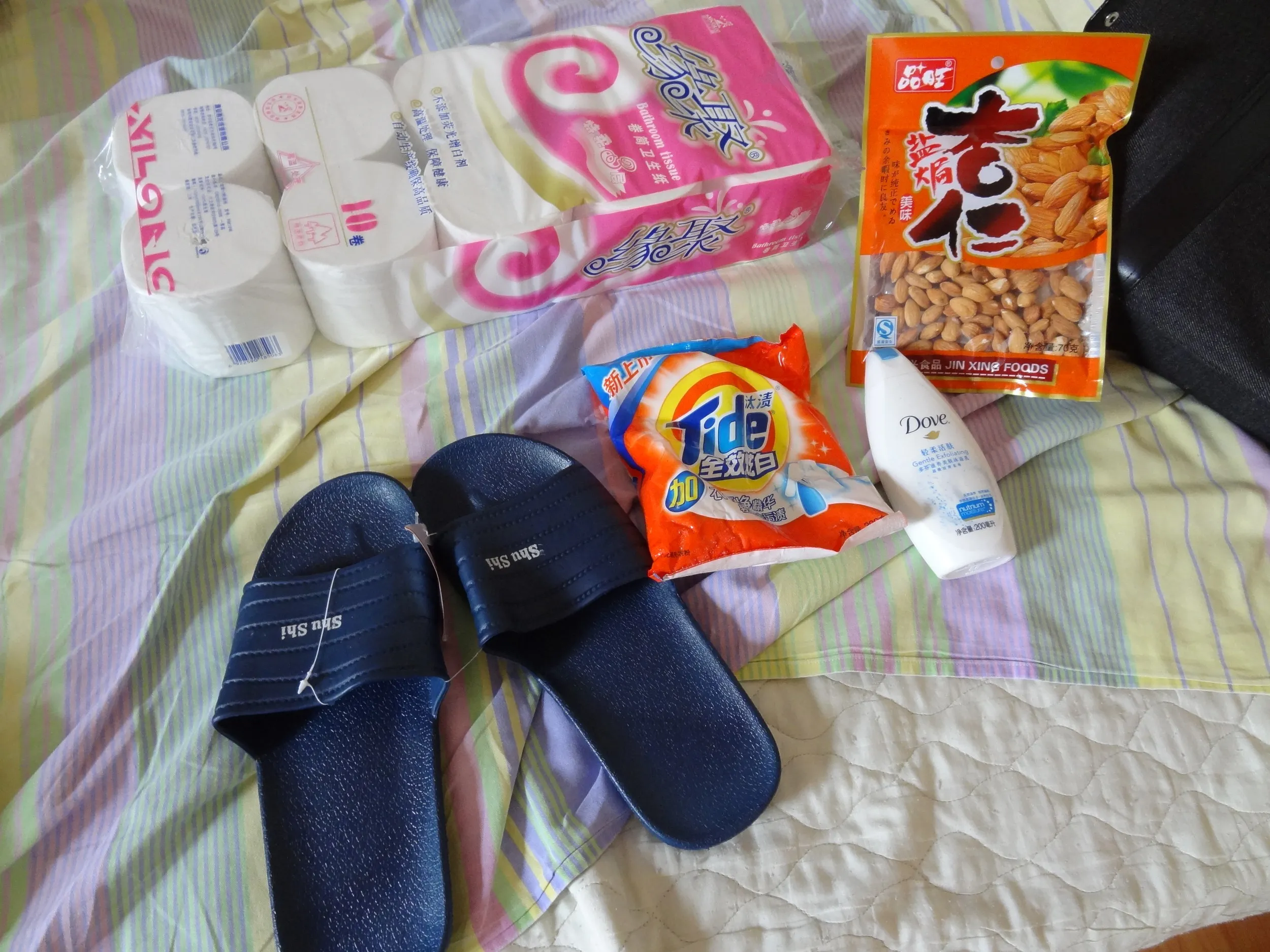 購入したスリッパなどの必需品
