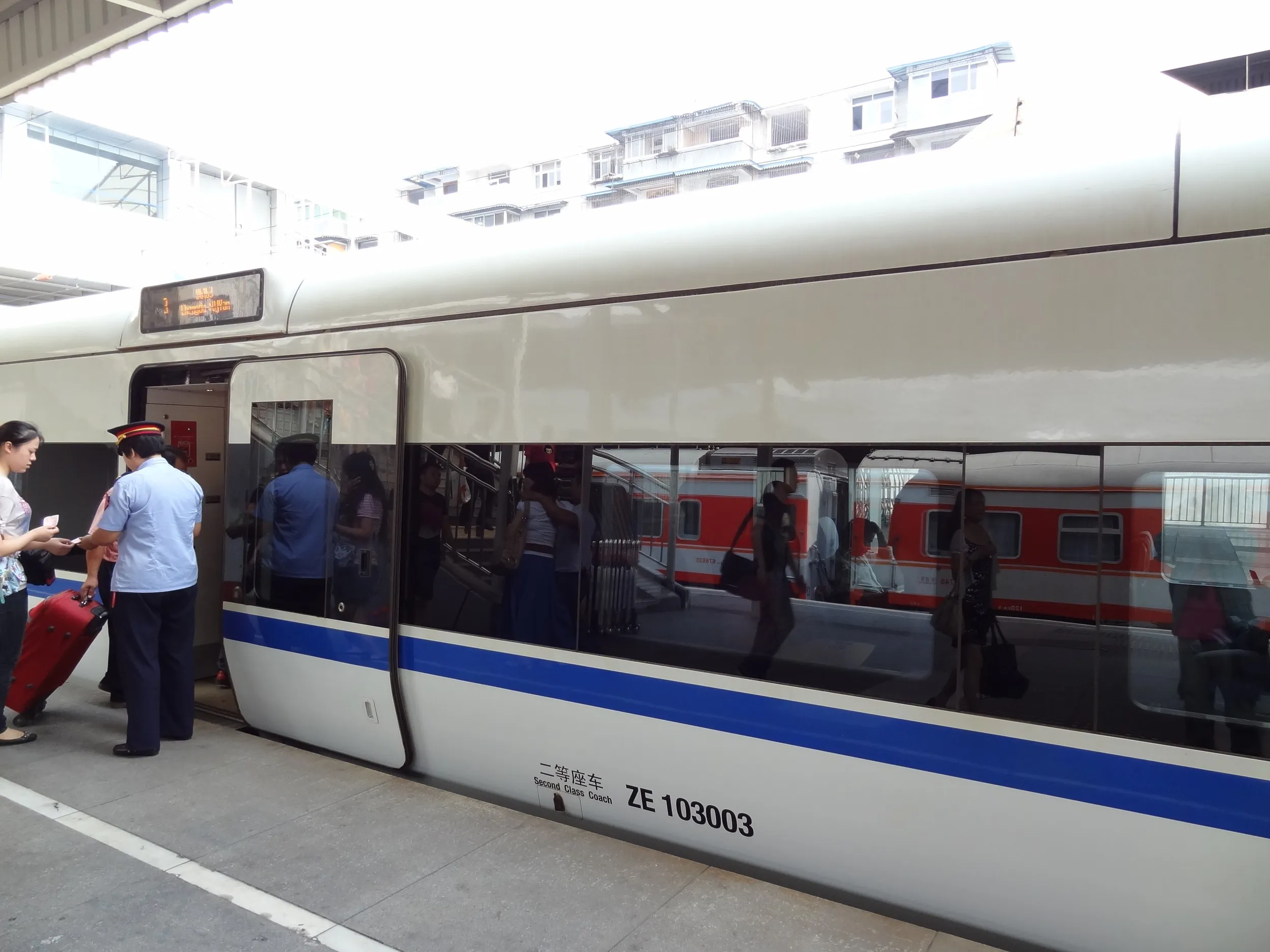 都江堰へ向かう動車組