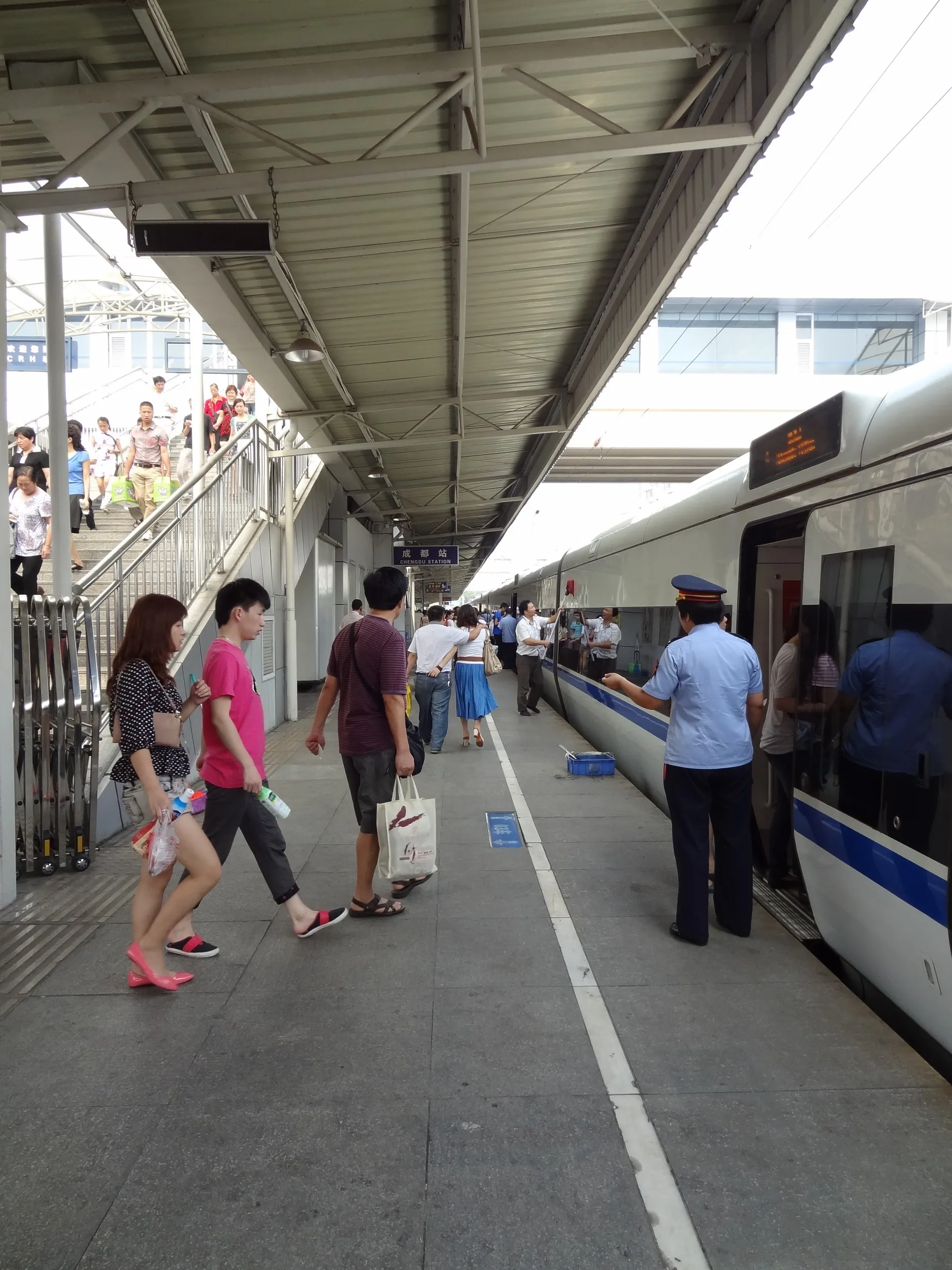 快速鉄道のホームと和諧号