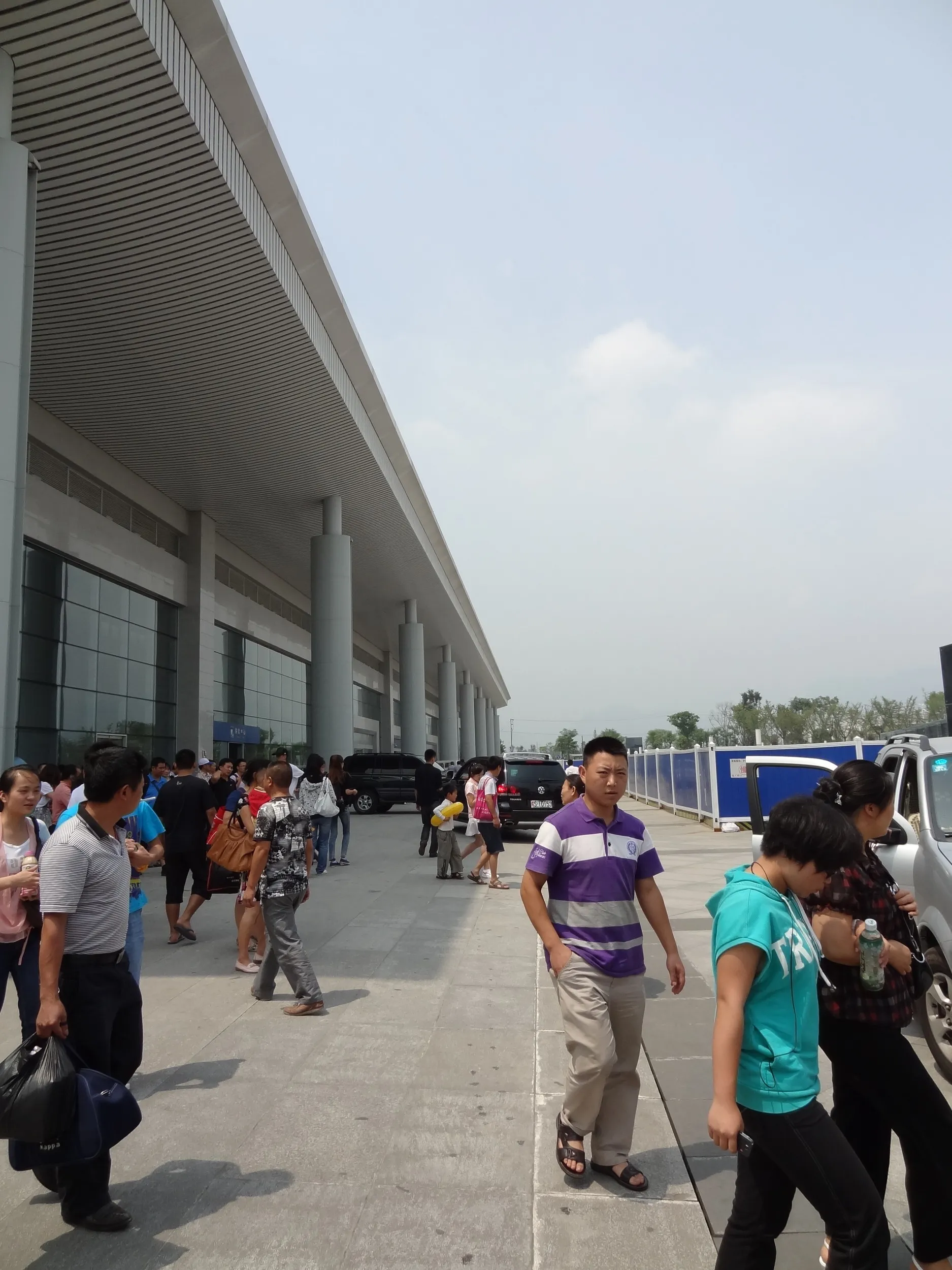 都江堰の快速鉄道駅前