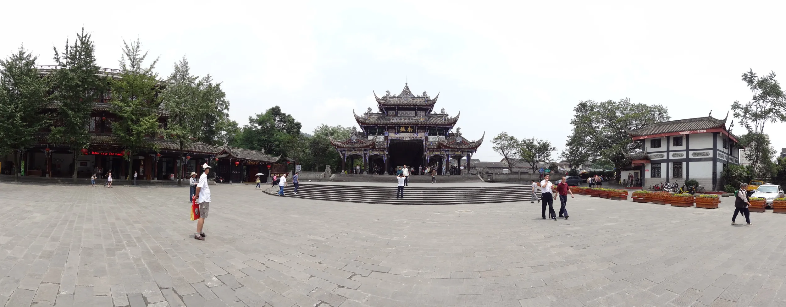 南橋と広場のパノラマ写真