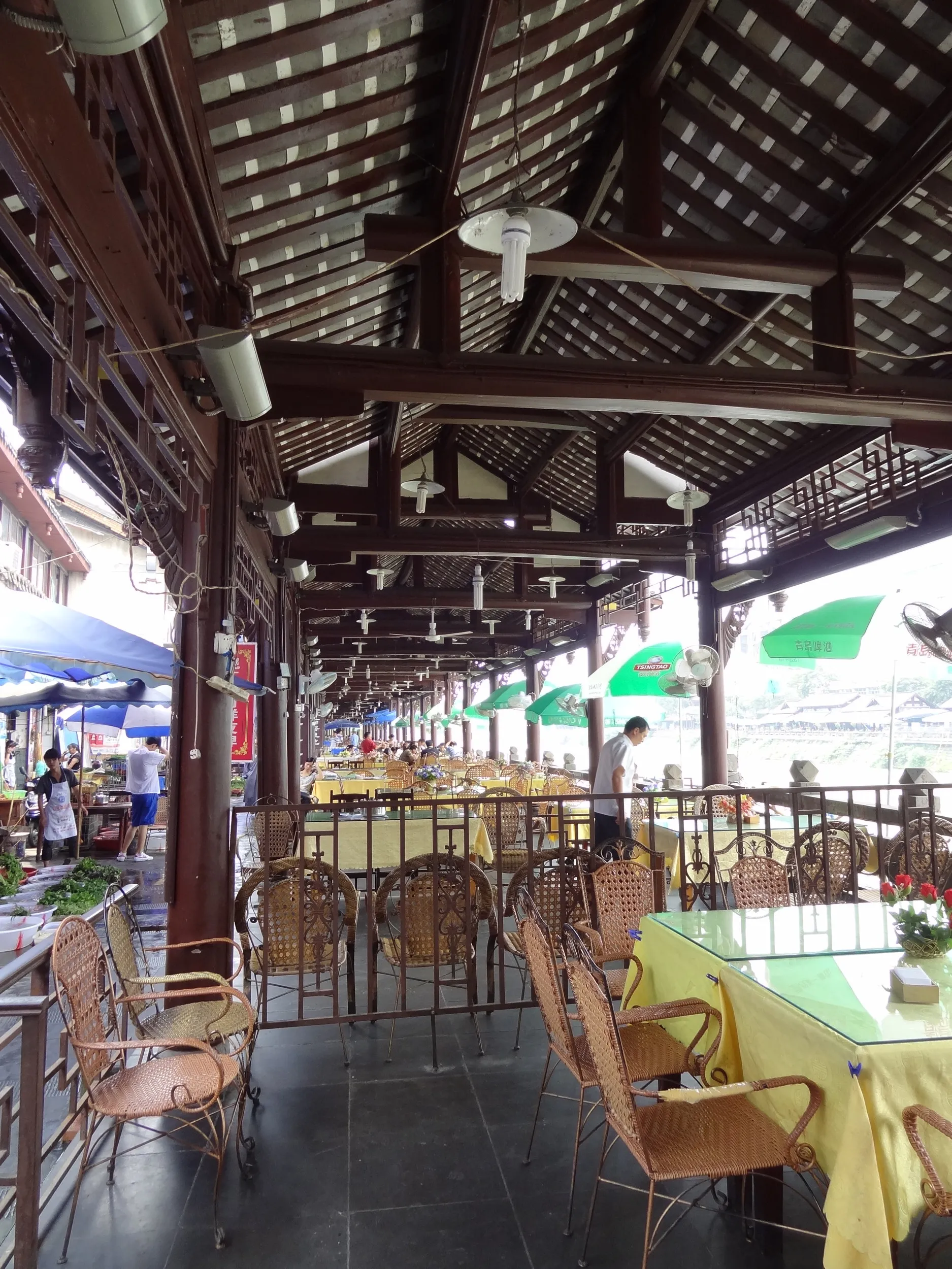 川沿いのテーブル席