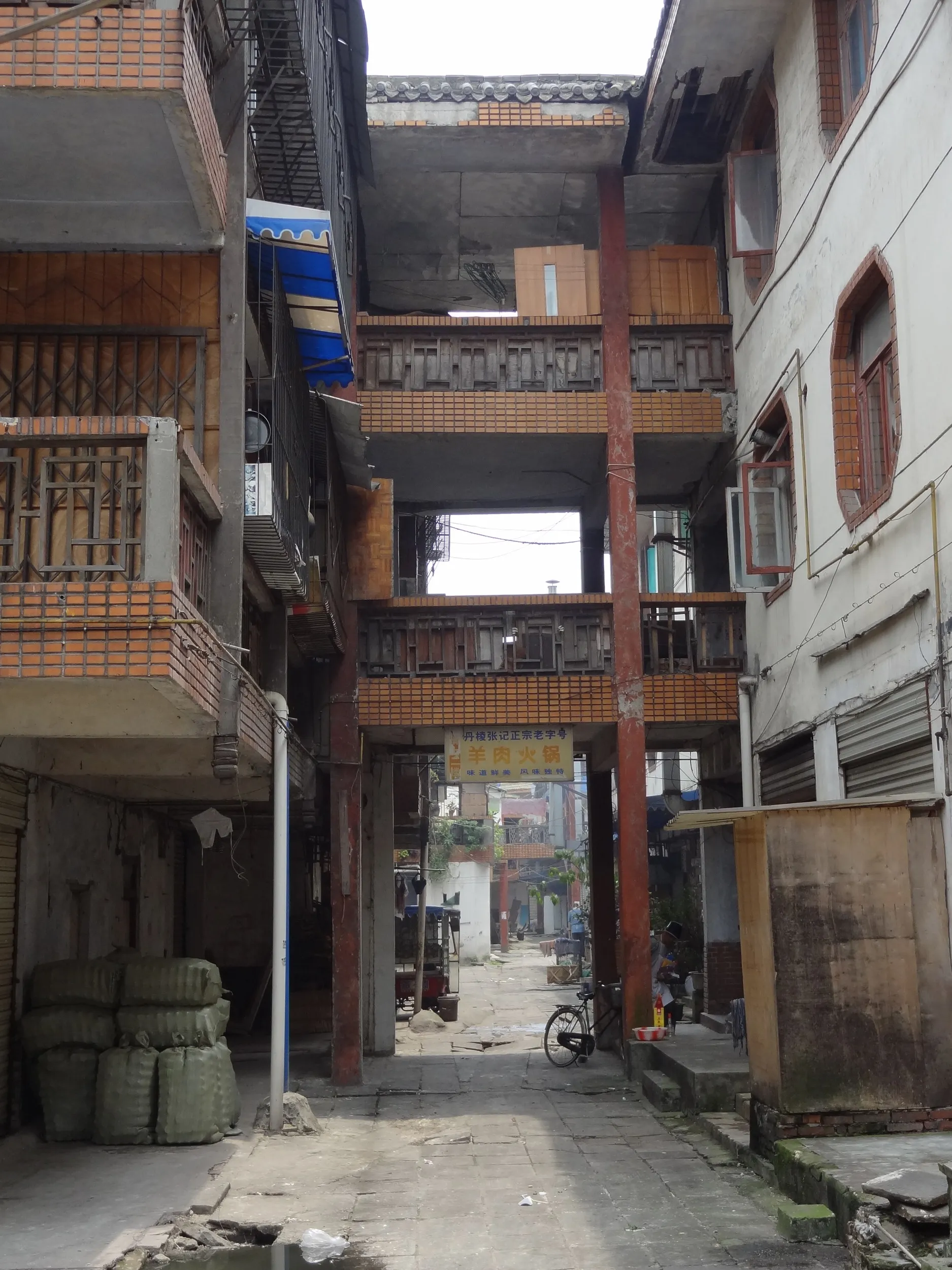 岷江沿いの路地裏