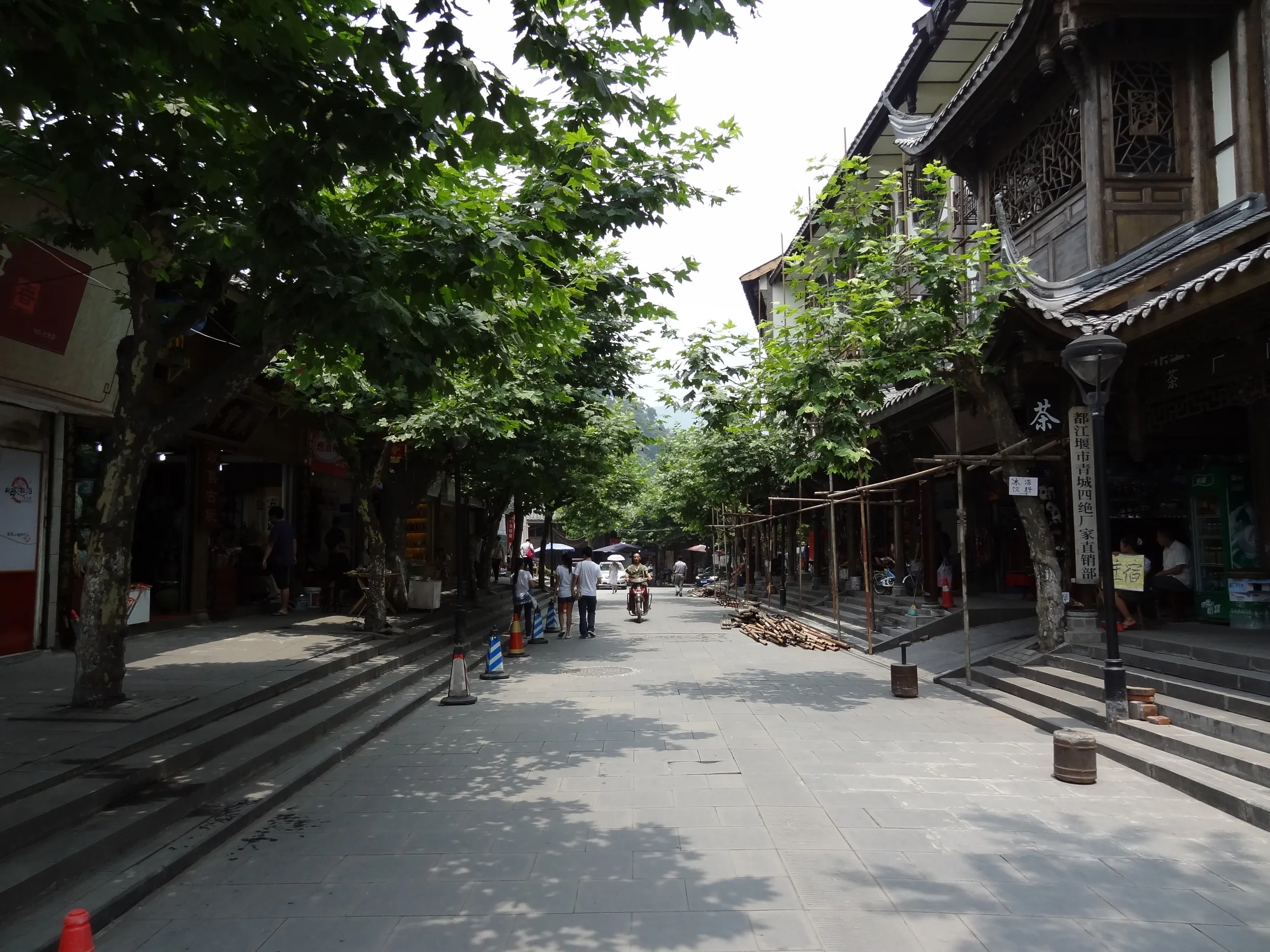 都江堰側に広がる古風な街並み