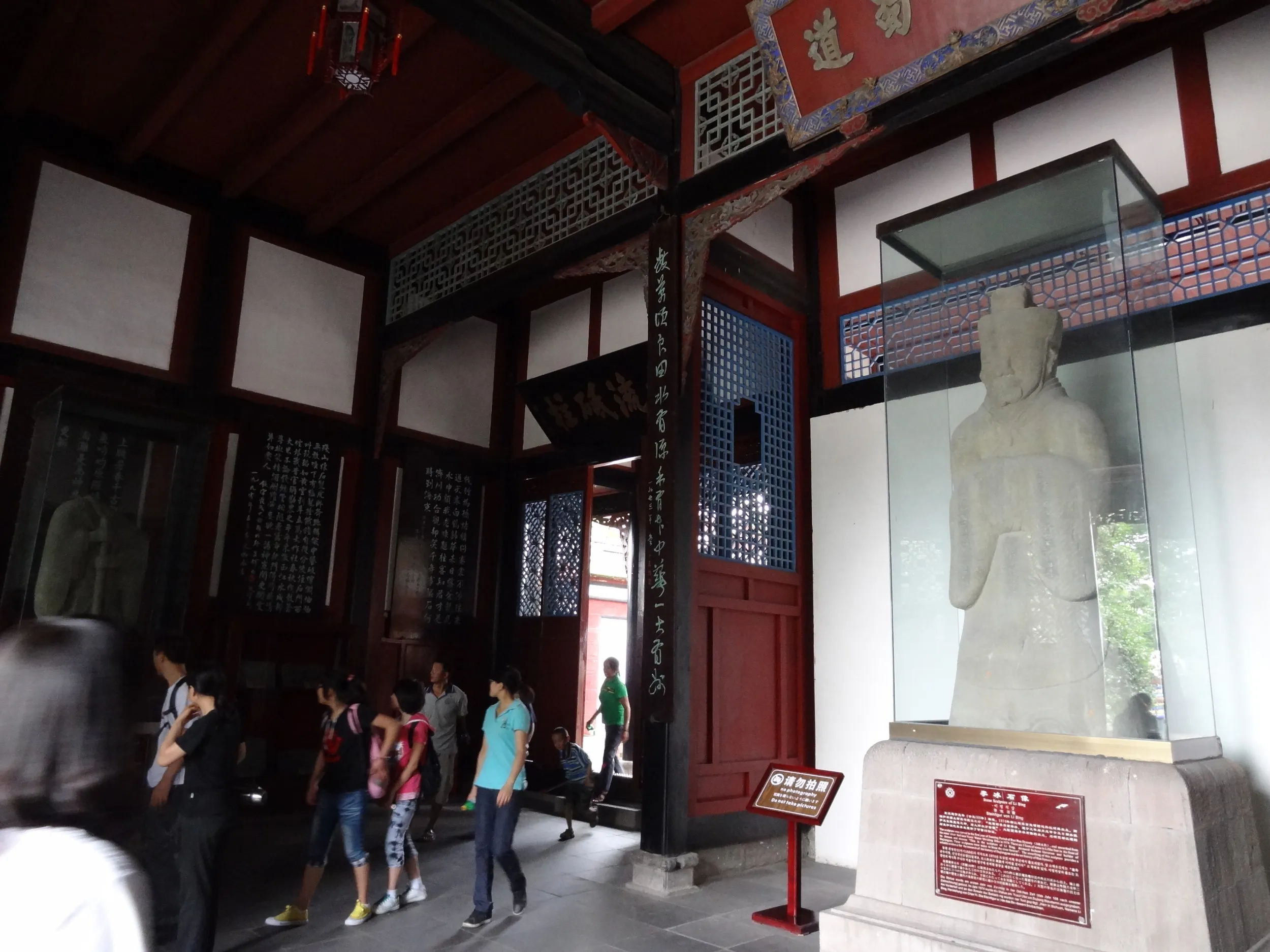 風化した李冰の石像