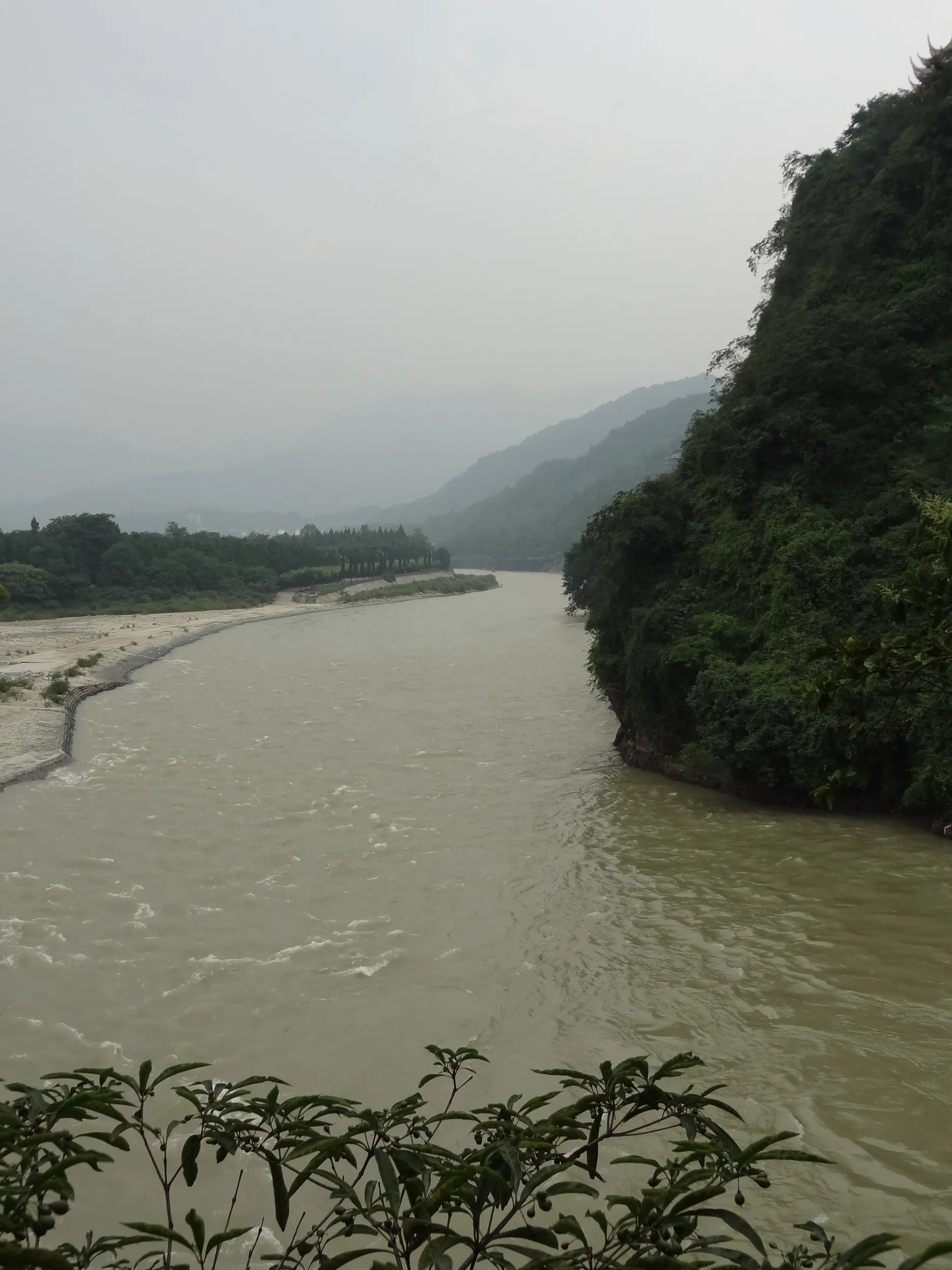 岷江と山々の風景