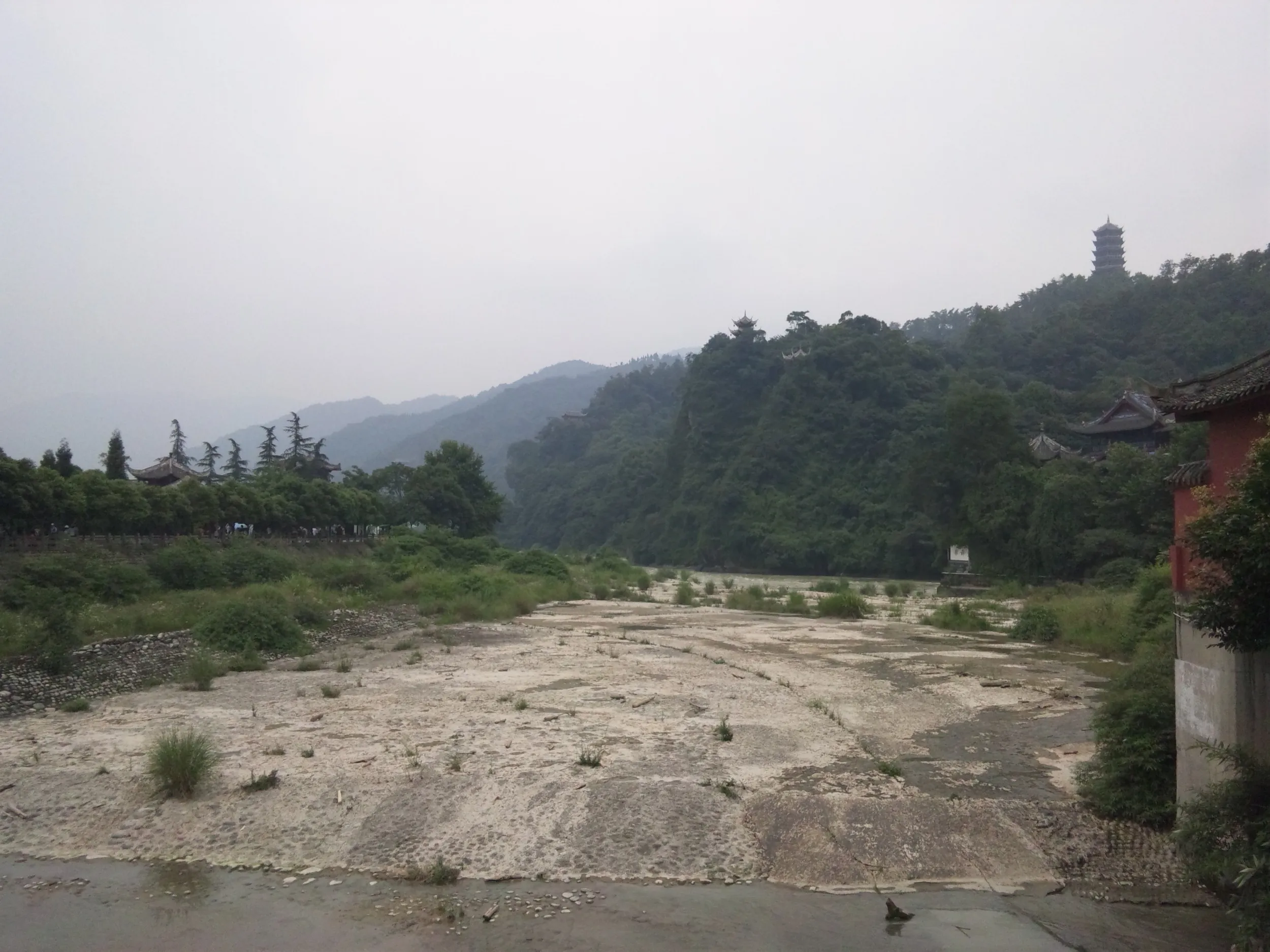 洪水対策用の水路