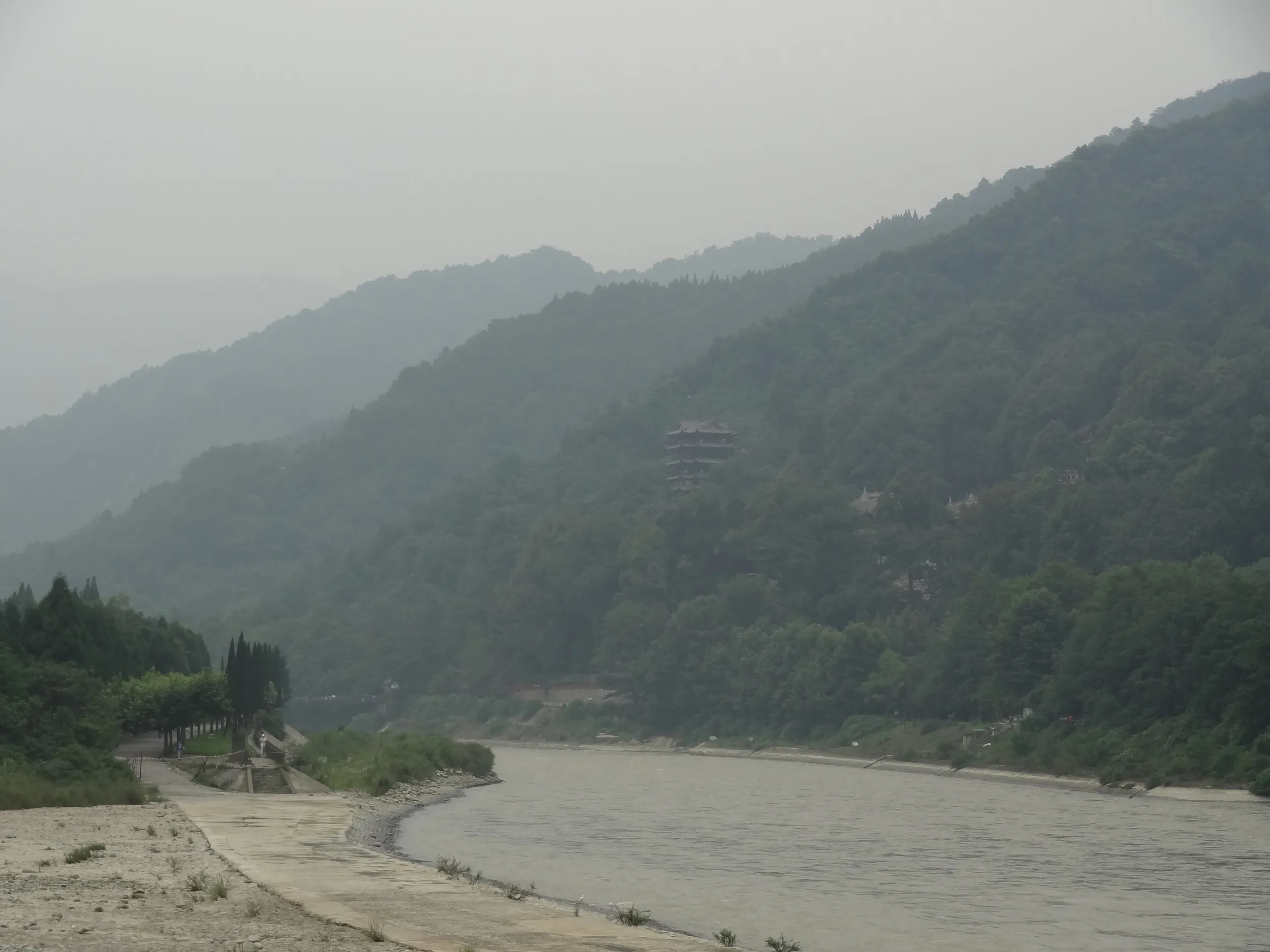 秦堰塔と二王廟が見える風景