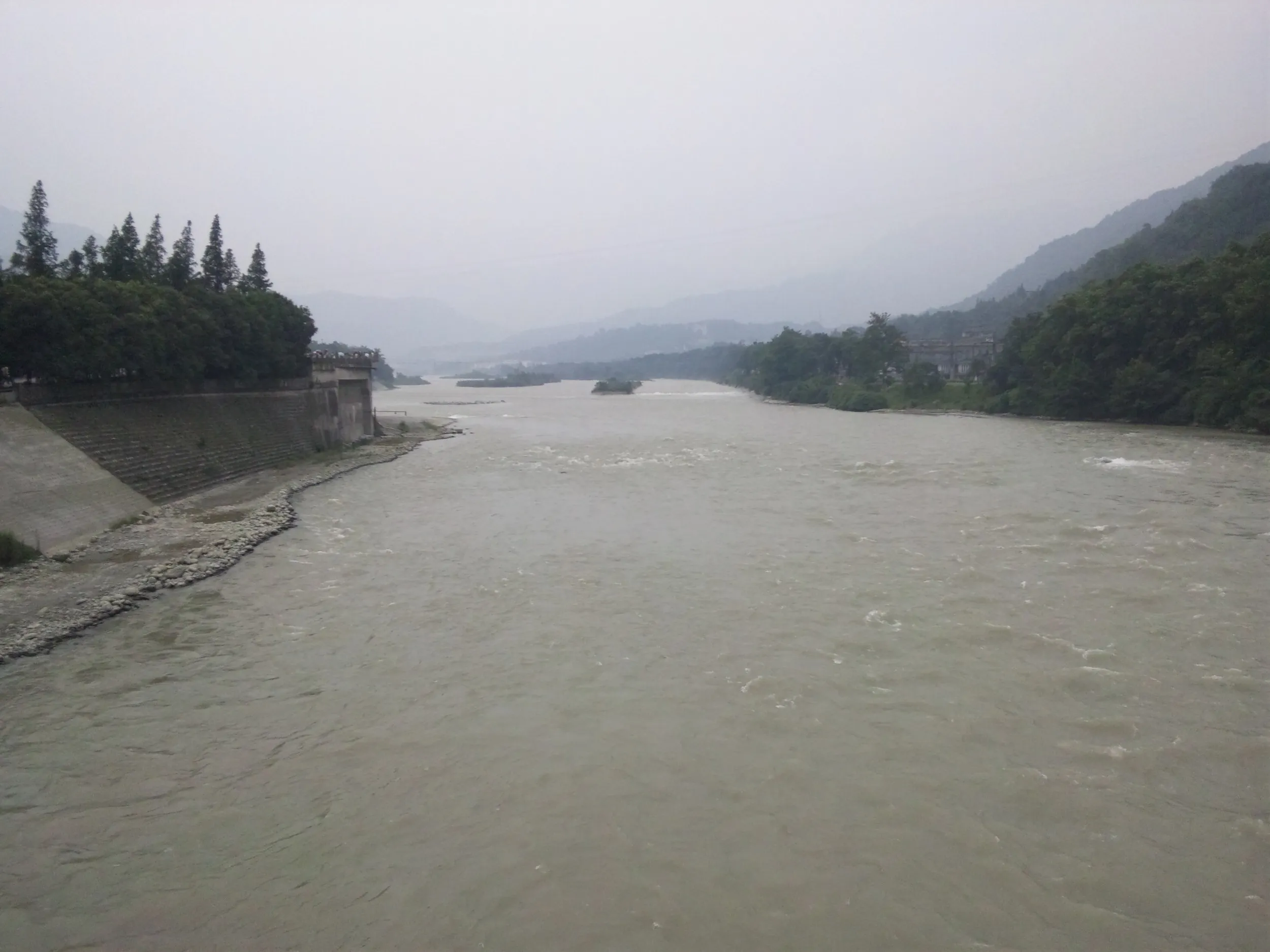 魚の口(鱼嘴)方面を眺める