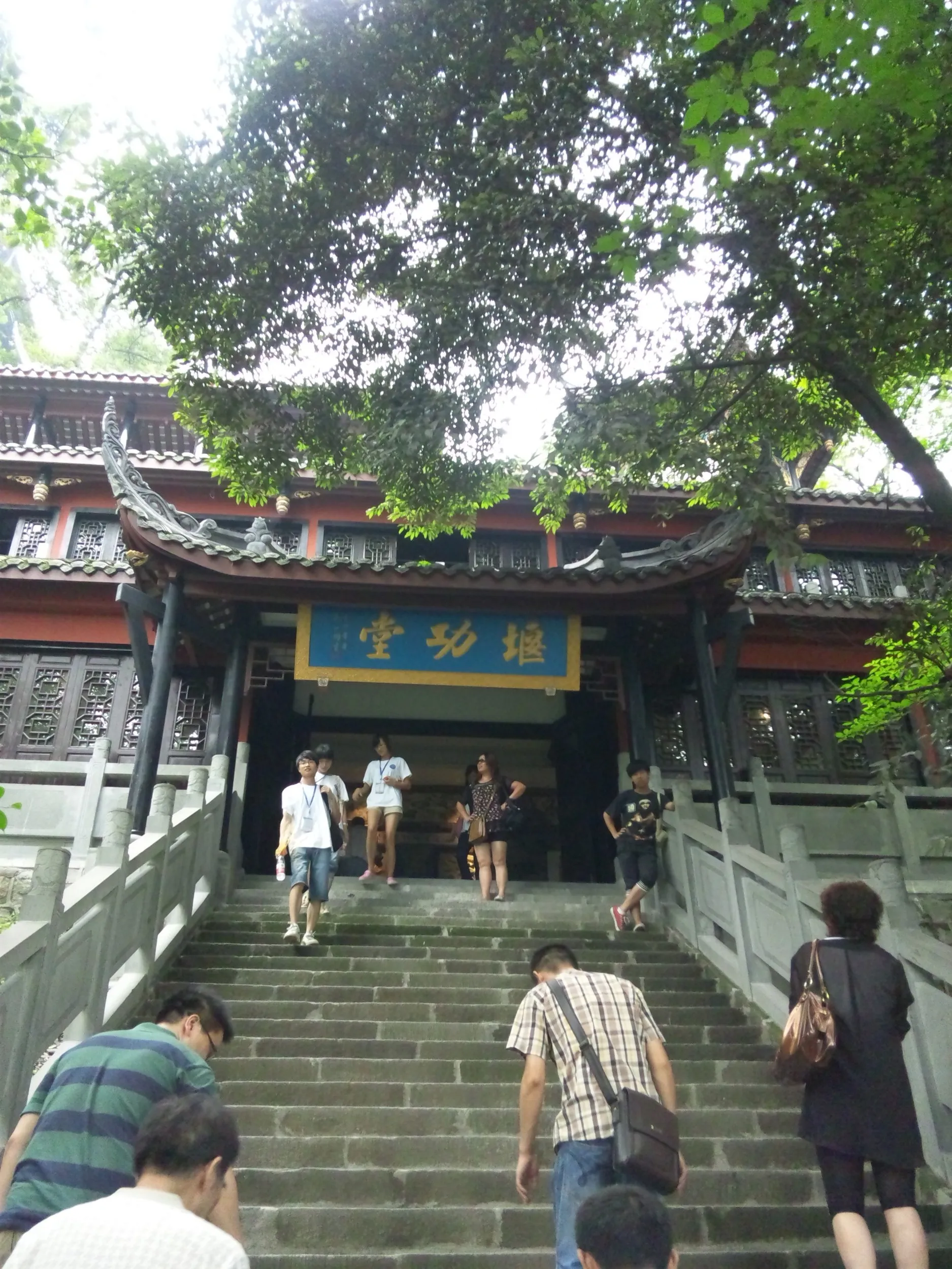 急な階段を上る