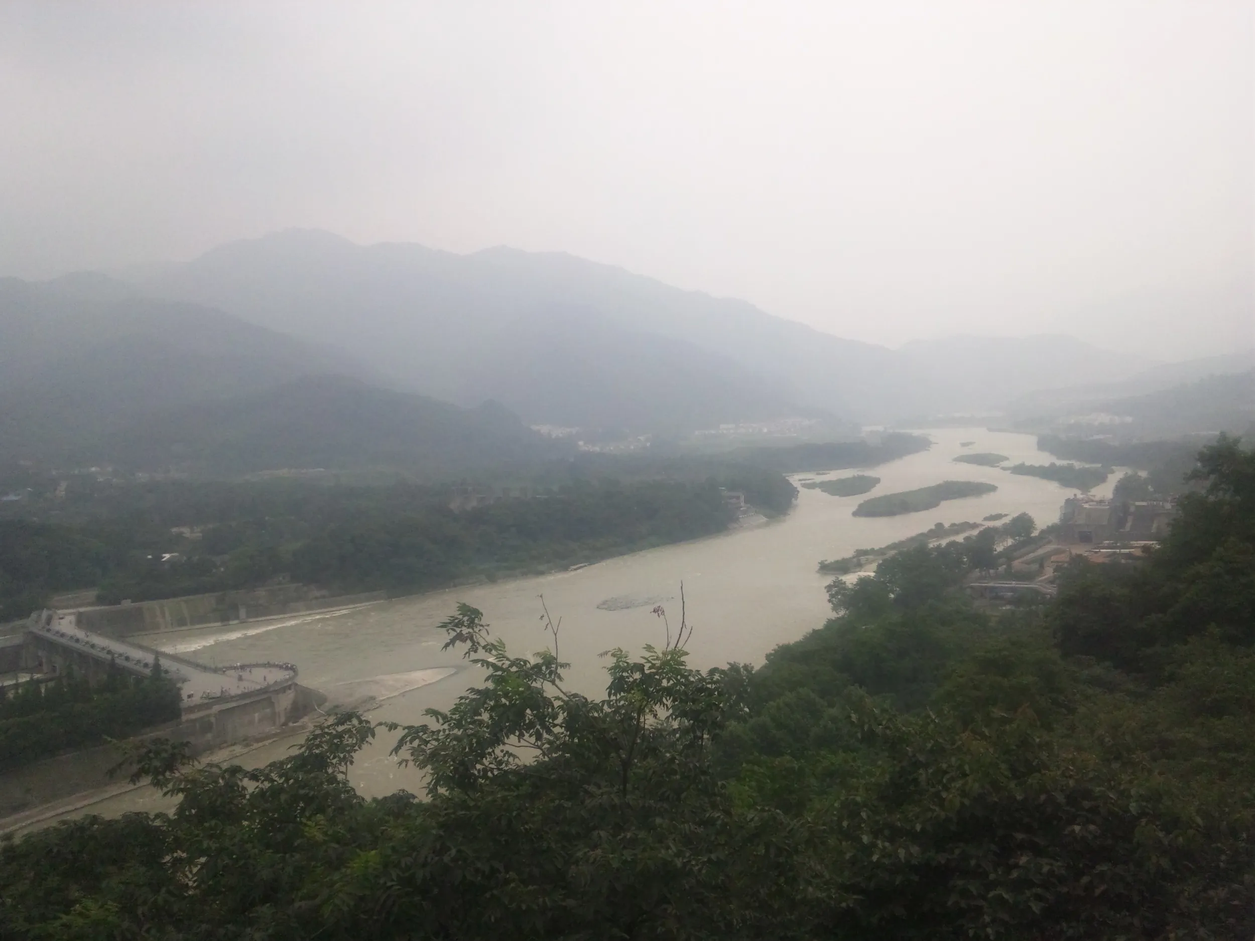 岷江と都江堰を一望