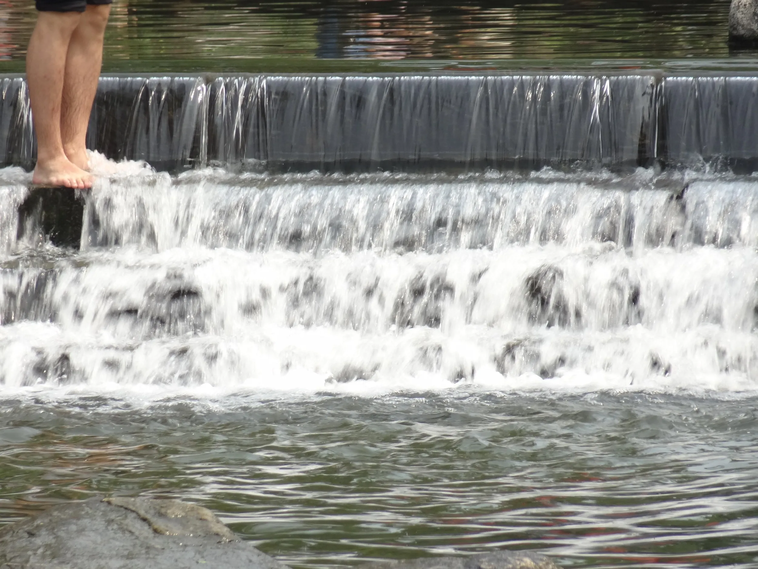 川の流れる様子
