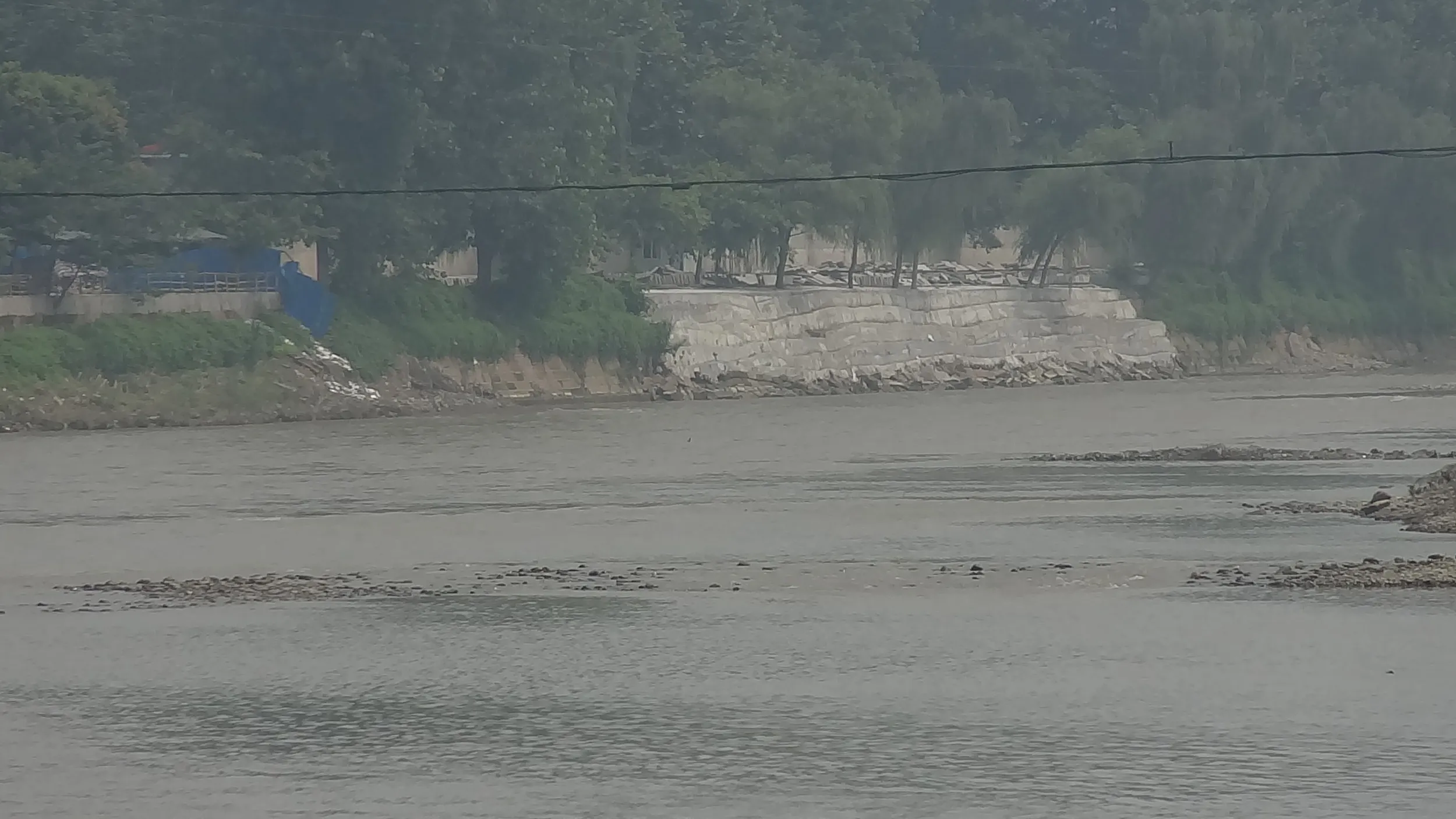 府河(岷江)と対岸の風景
