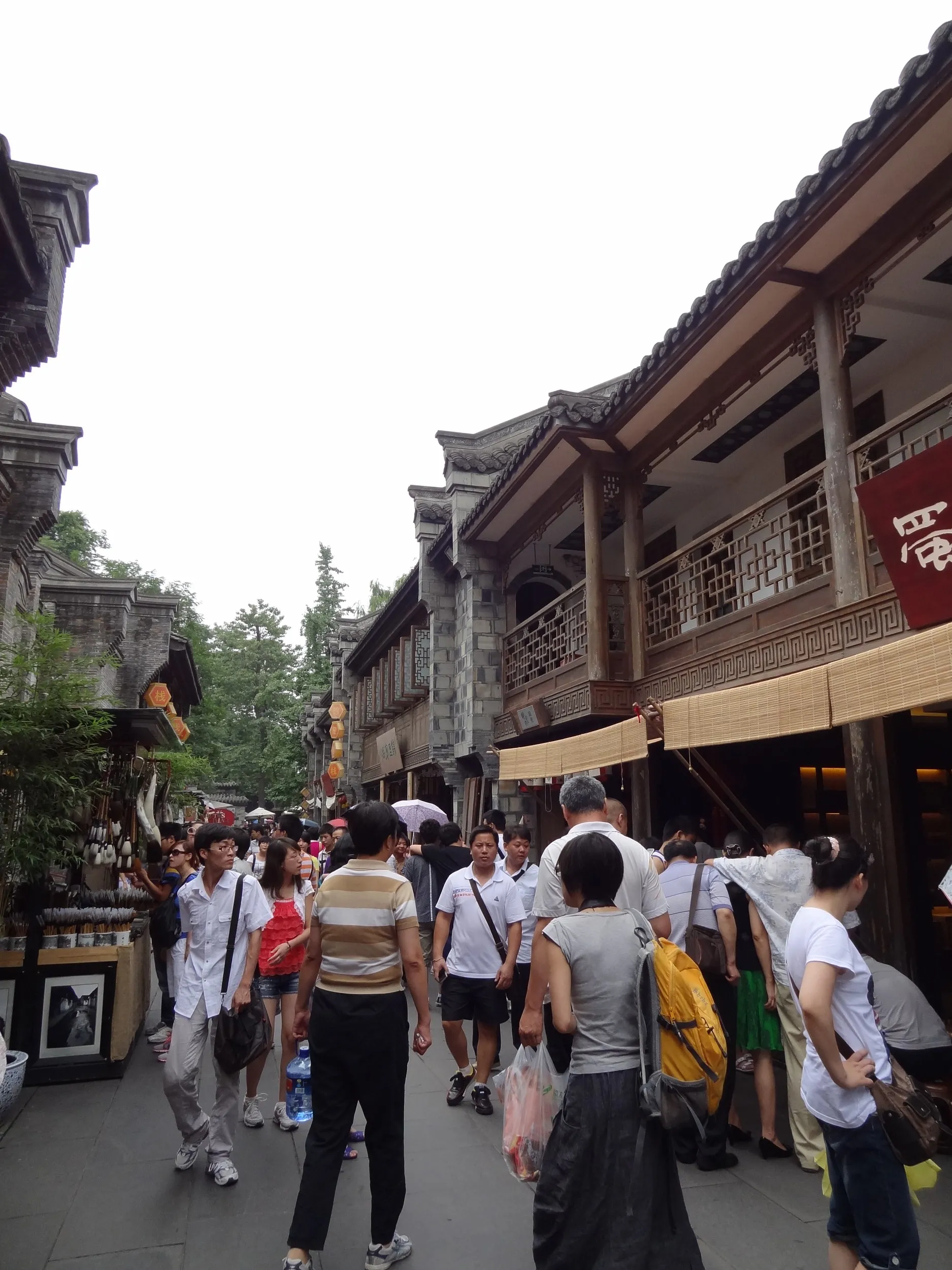 錦里の商店街を歩く