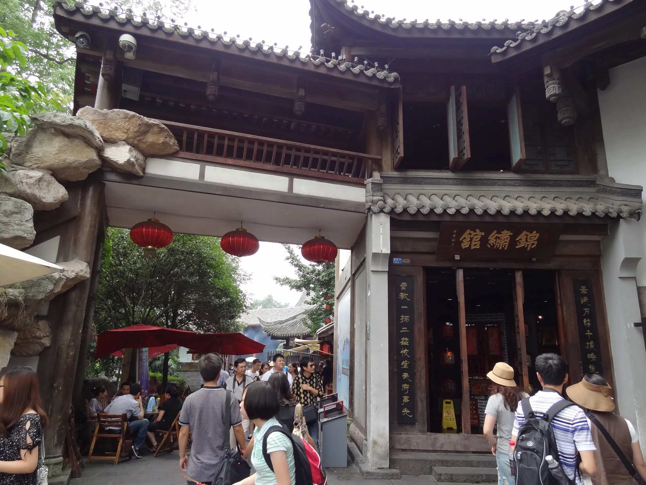 錦里の街並と一風変わった建物