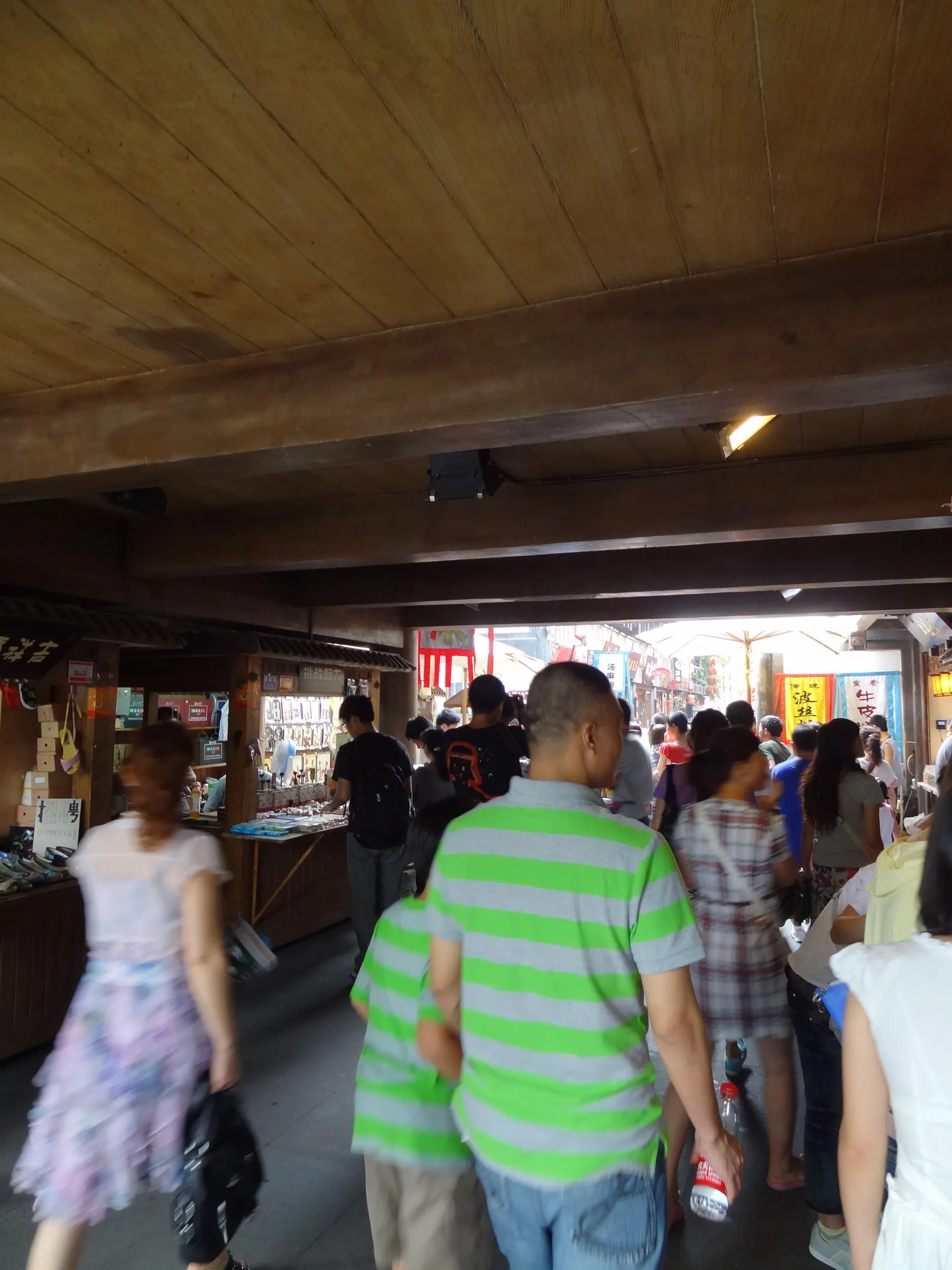 舞台らしき建物の下