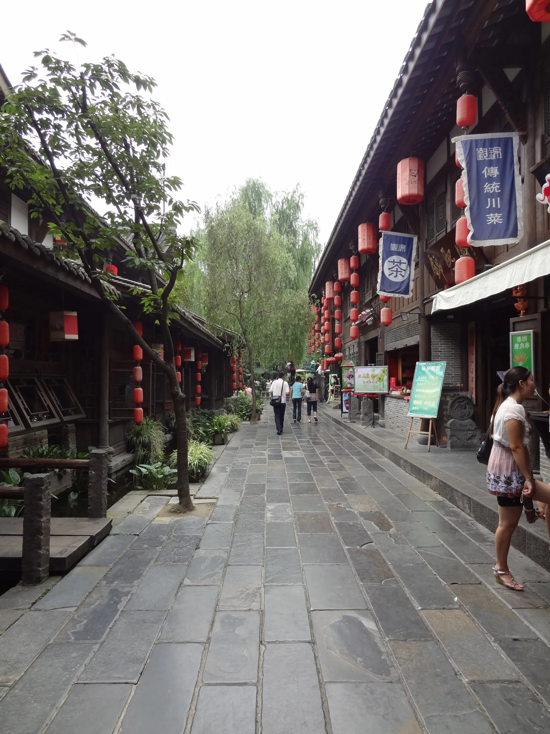 石畳の道と商店街