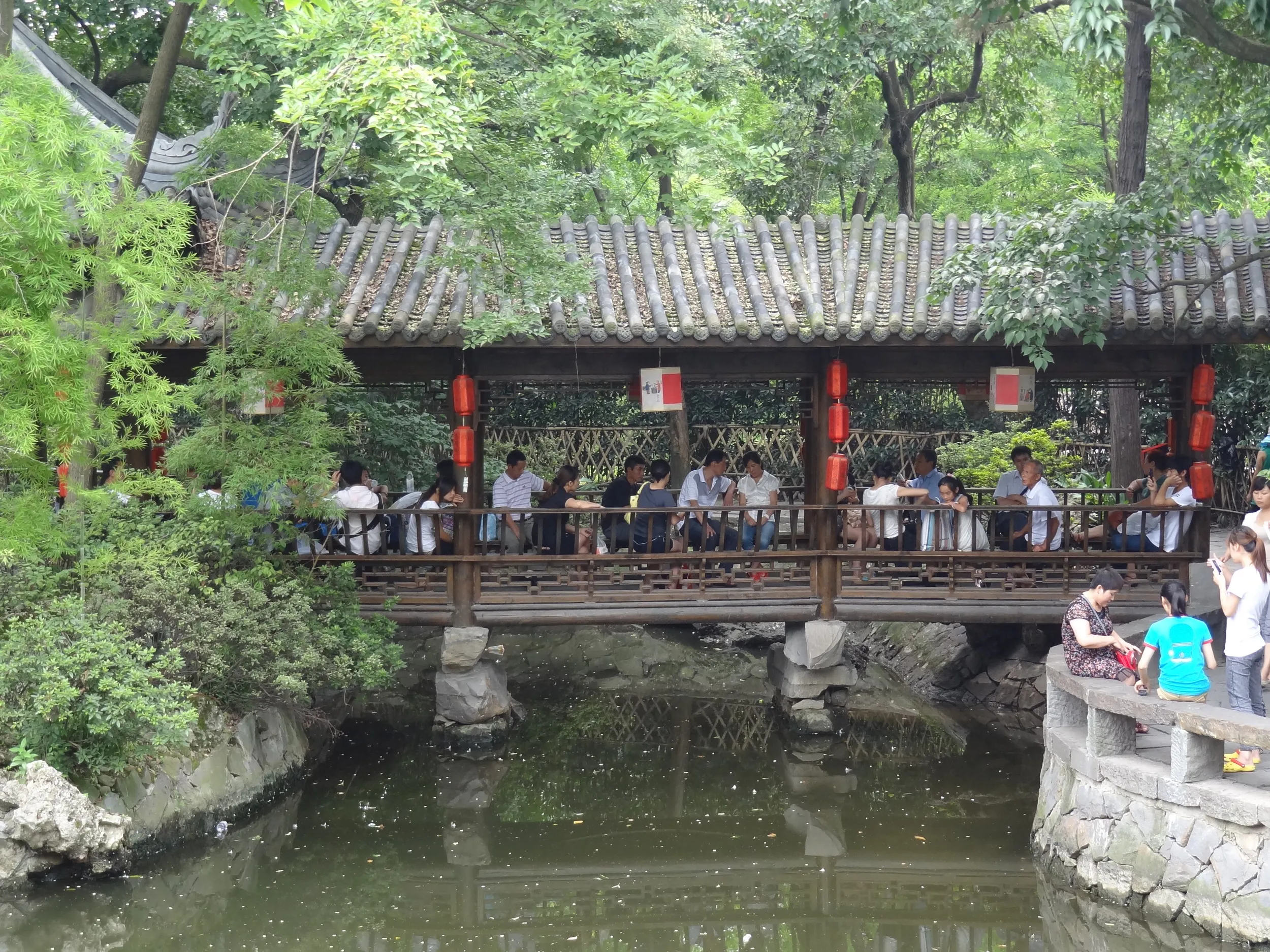 池を見下ろす風情のある橋